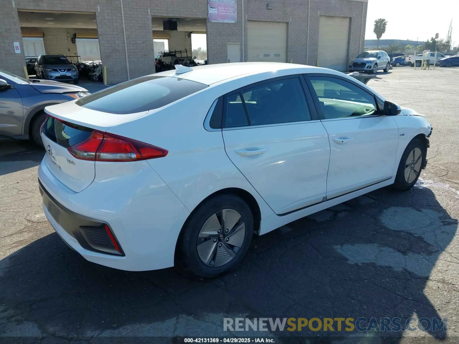 4 Photograph of a damaged car KMHC75LC3LU235853 HYUNDAI IONIQ HYBRID 2020
