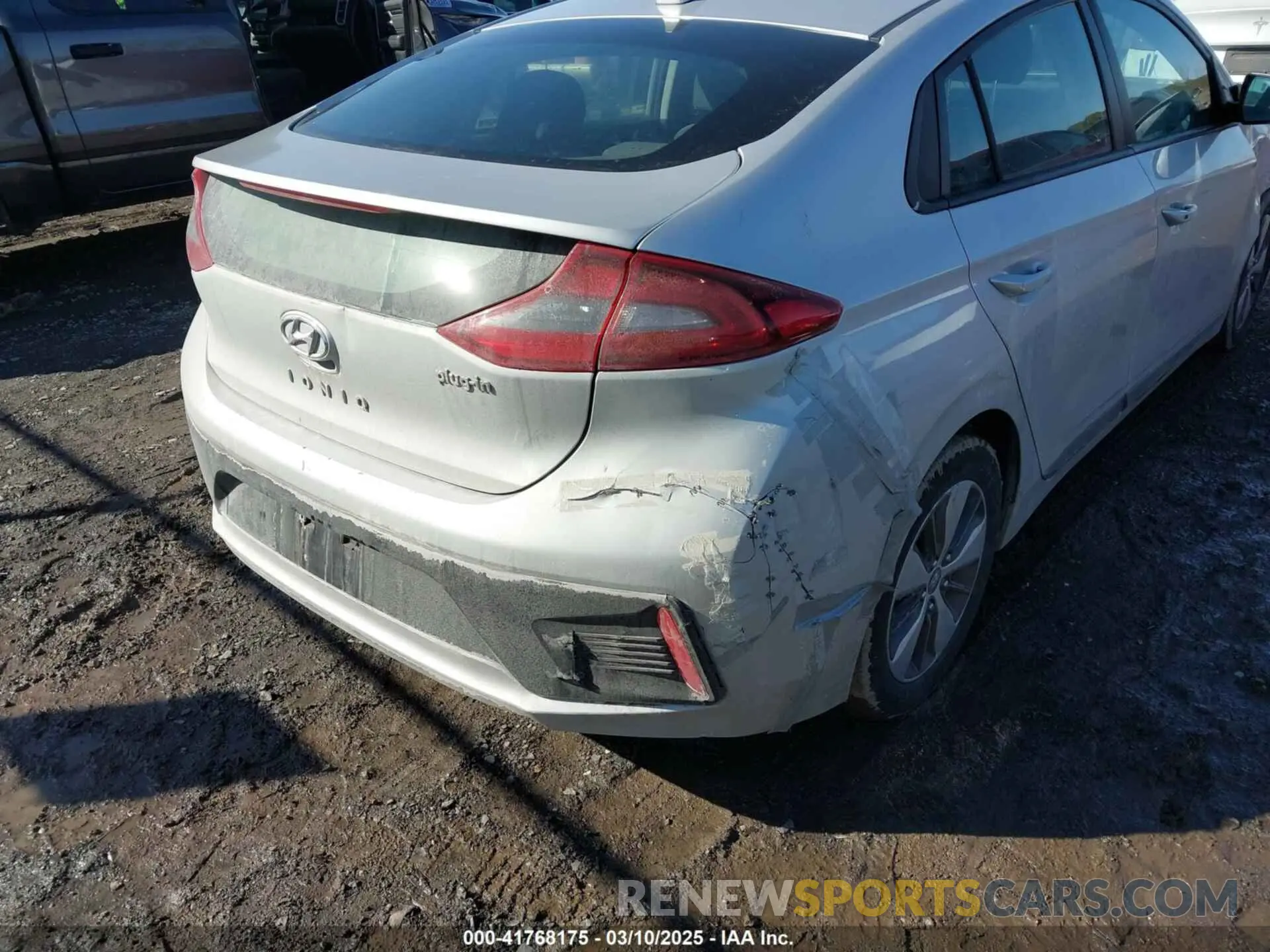 4 Photograph of a damaged car KMHC65LD4KU160218 HYUNDAI IONIQ PLUG-IN HYBRID 2019