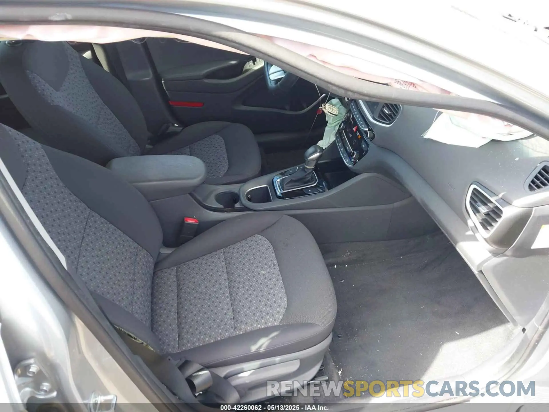 5 Фотография поврежденного автомобиля KMHC65LD9KU178942 HYUNDAI IONIQ PLUG-IN HYBRID 2019