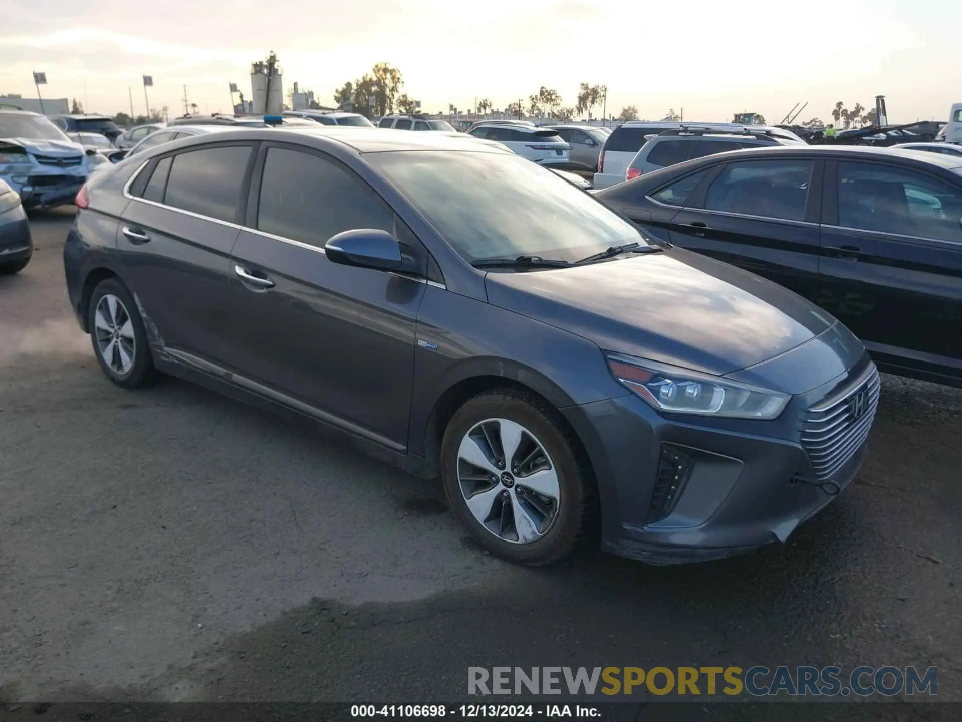 1 Фотография поврежденного автомобиля KMHC75LD8KU105526 HYUNDAI IONIQ PLUG-IN HYBRID 2019