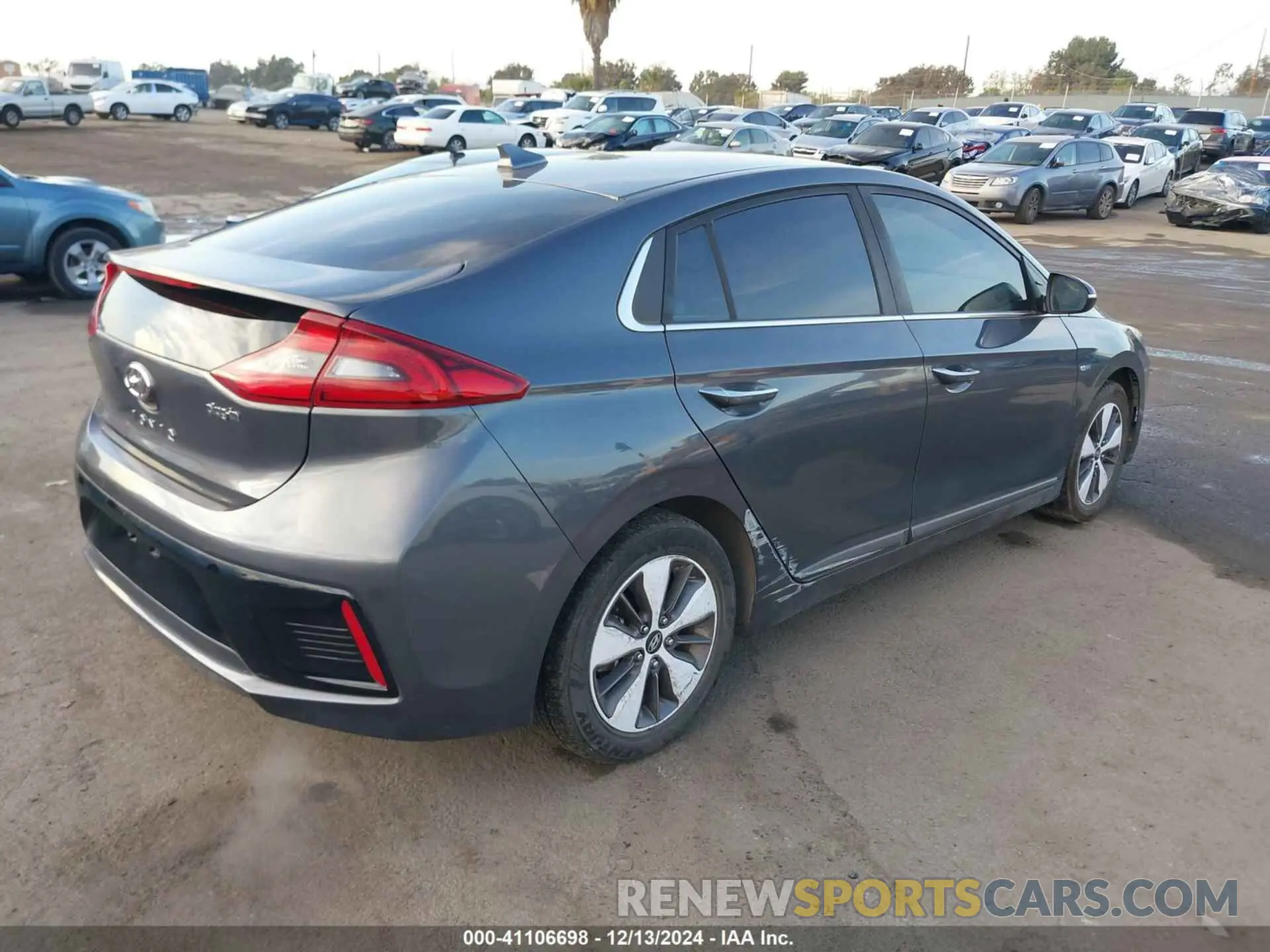 4 Фотография поврежденного автомобиля KMHC75LD8KU105526 HYUNDAI IONIQ PLUG-IN HYBRID 2019