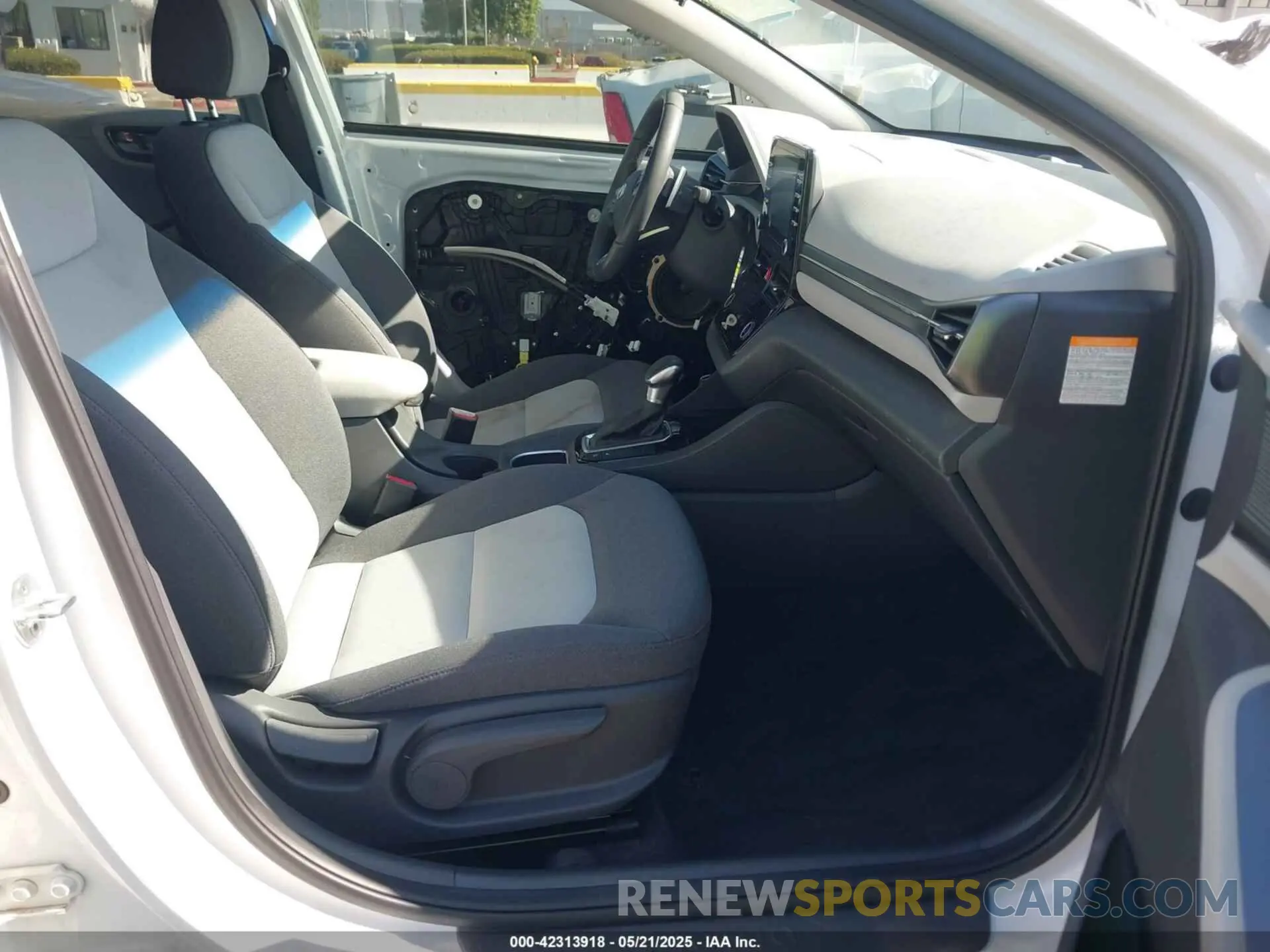 5 Photograph of a damaged car KMHC65LD8LU198343 HYUNDAI IONIQ PLUG-IN HYBRID 2020