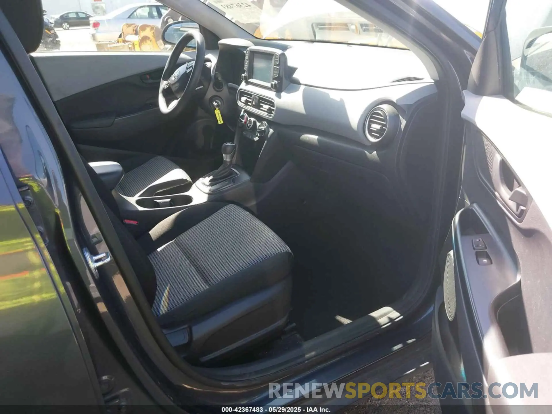 5 Photograph of a damaged car KM8K12AA1LU566802 HYUNDAI KONA 2020