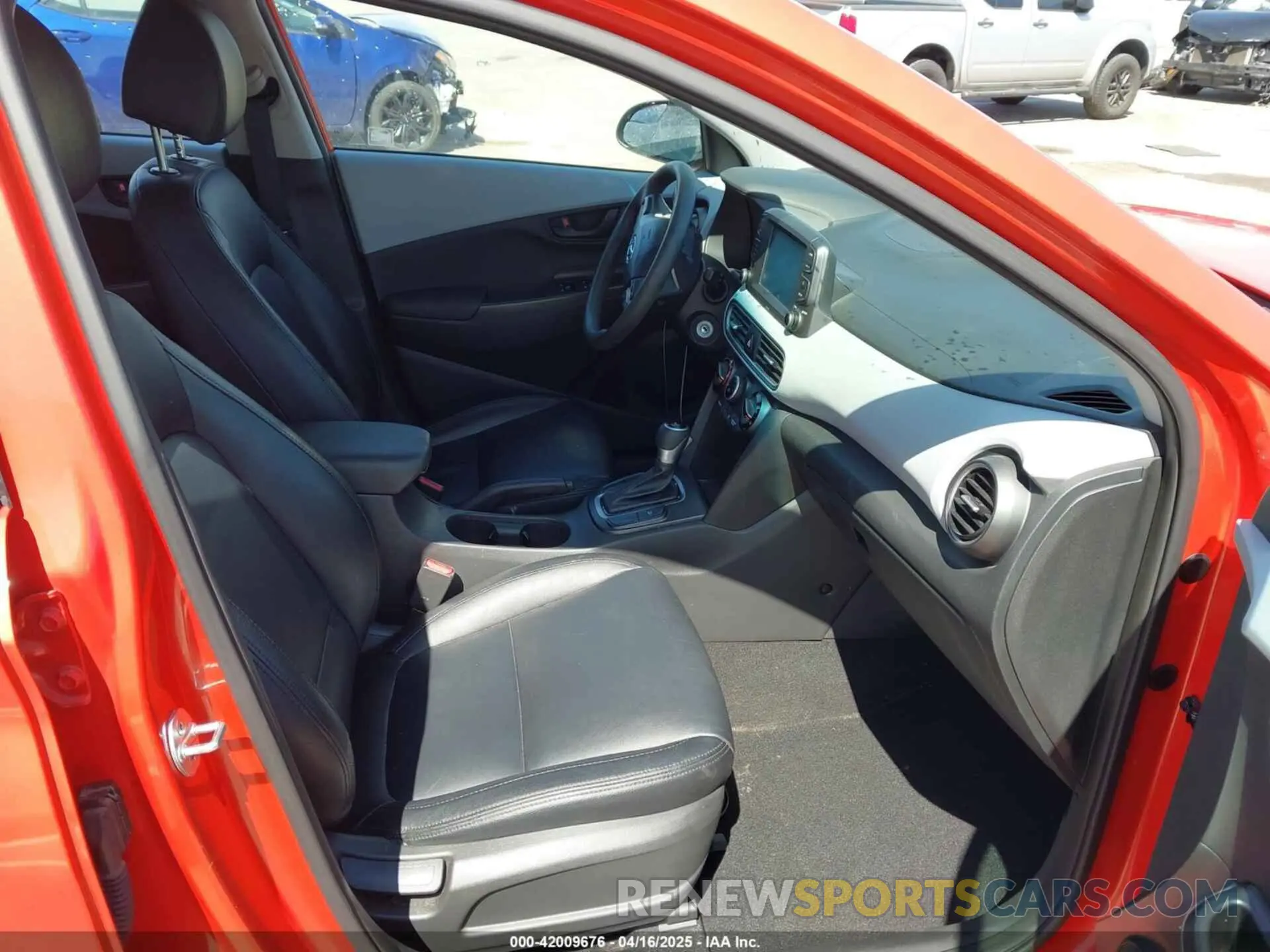 5 Photograph of a damaged car KM8K12AAXLU561484 HYUNDAI KONA 2020