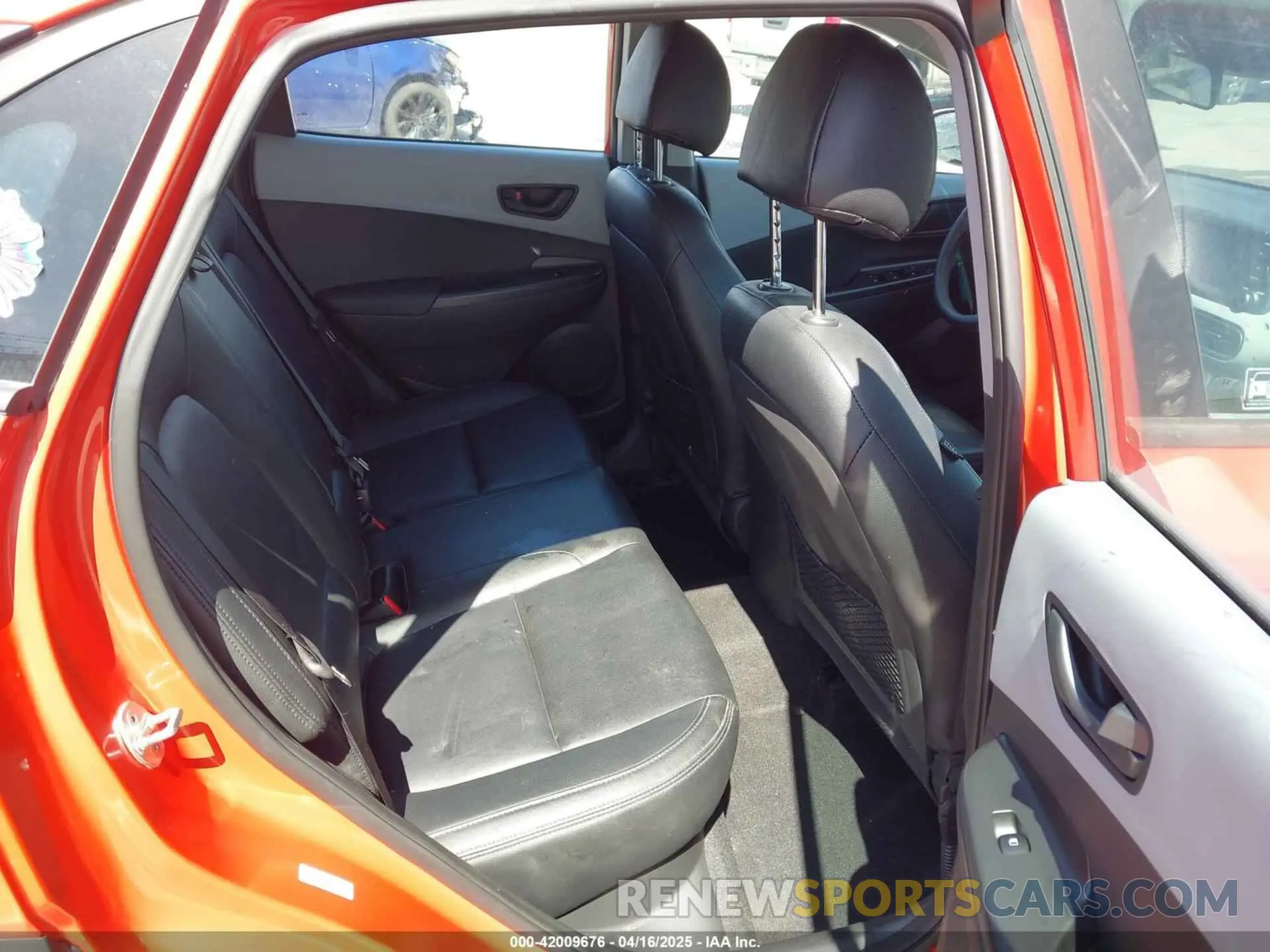8 Photograph of a damaged car KM8K12AAXLU561484 HYUNDAI KONA 2020