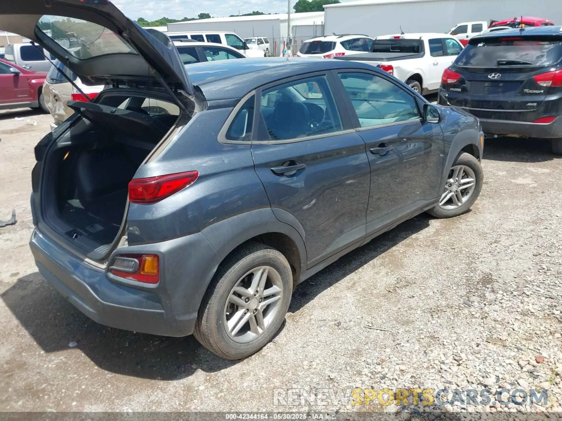 4 Photograph of a damaged car KM8K1CAA2LU415067 HYUNDAI KONA 2020