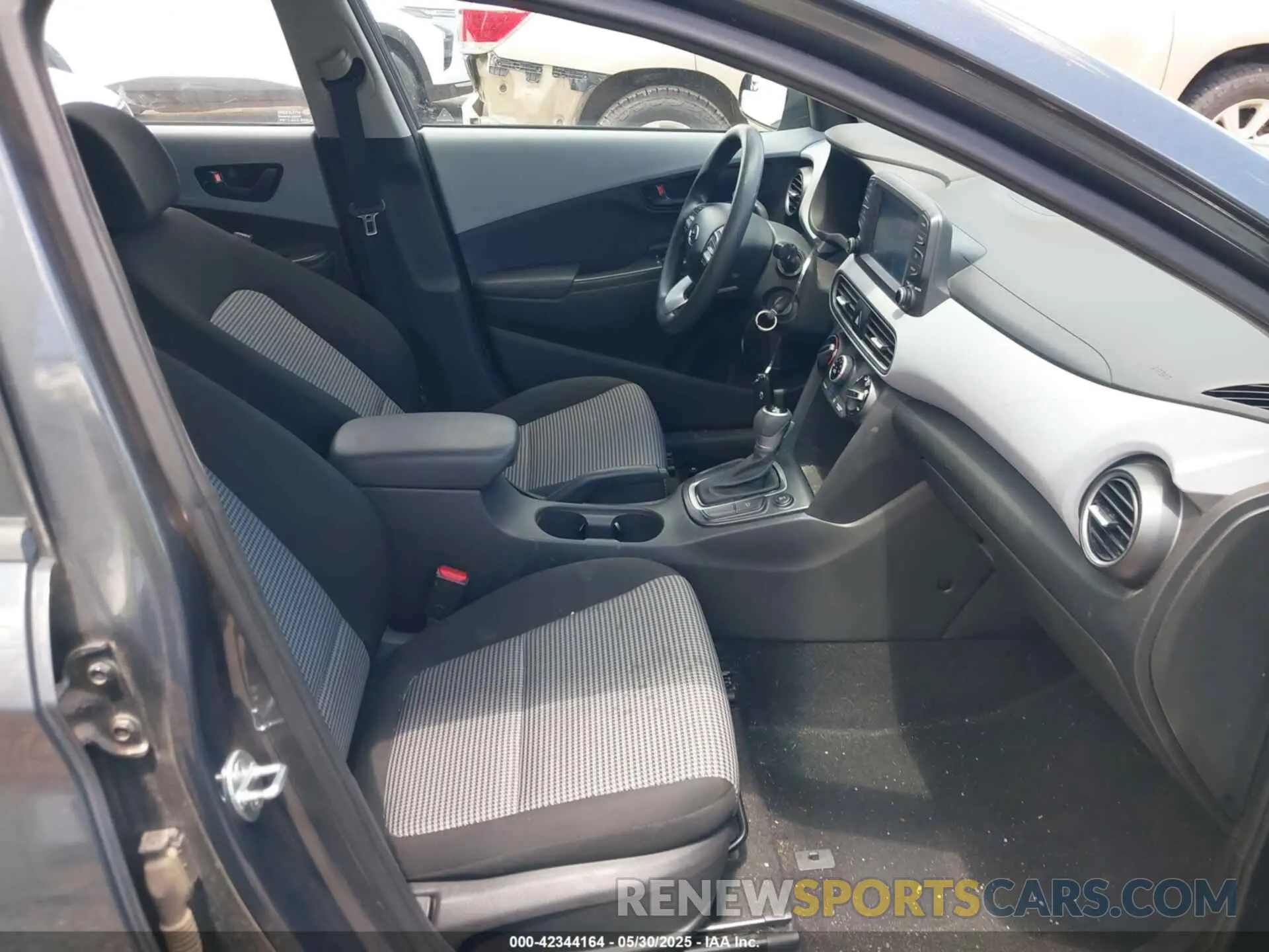 5 Photograph of a damaged car KM8K1CAA2LU415067 HYUNDAI KONA 2020