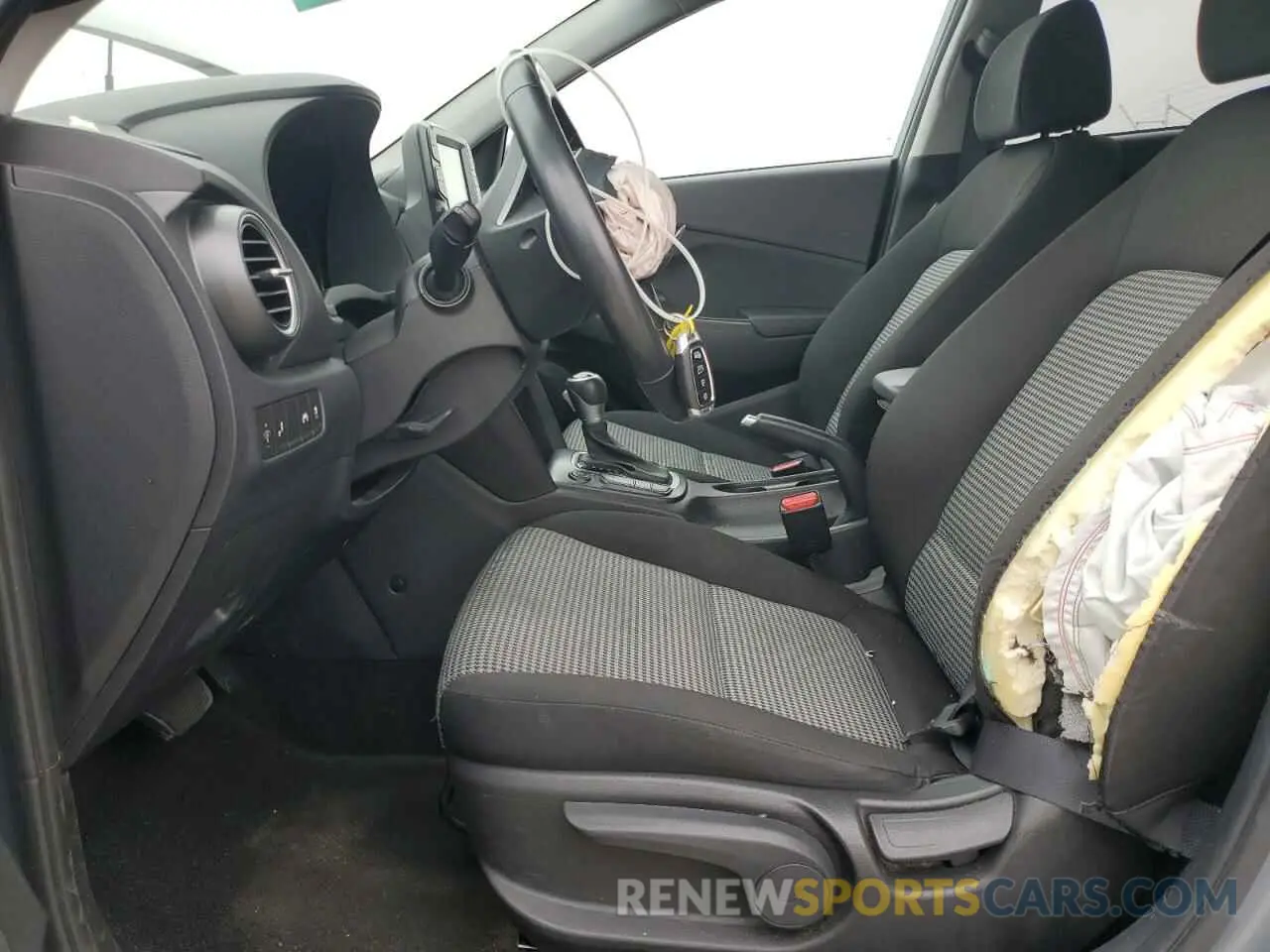 7 Photograph of a damaged car KM8K22AA2LU561377 HYUNDAI KONA 2020