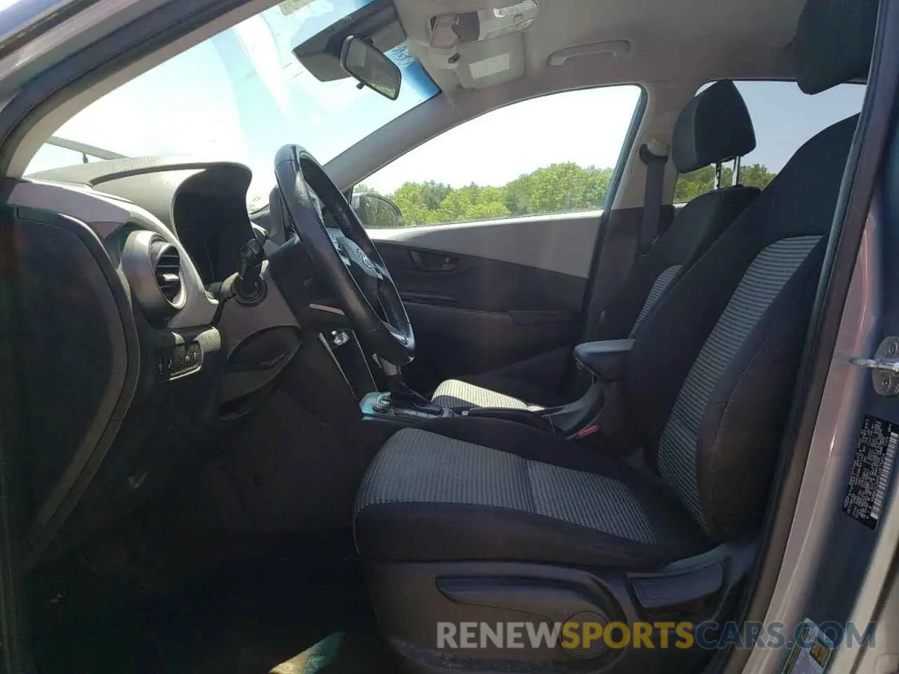 7 Photograph of a damaged car KM8K2CAA8LU475853 HYUNDAI KONA 2020