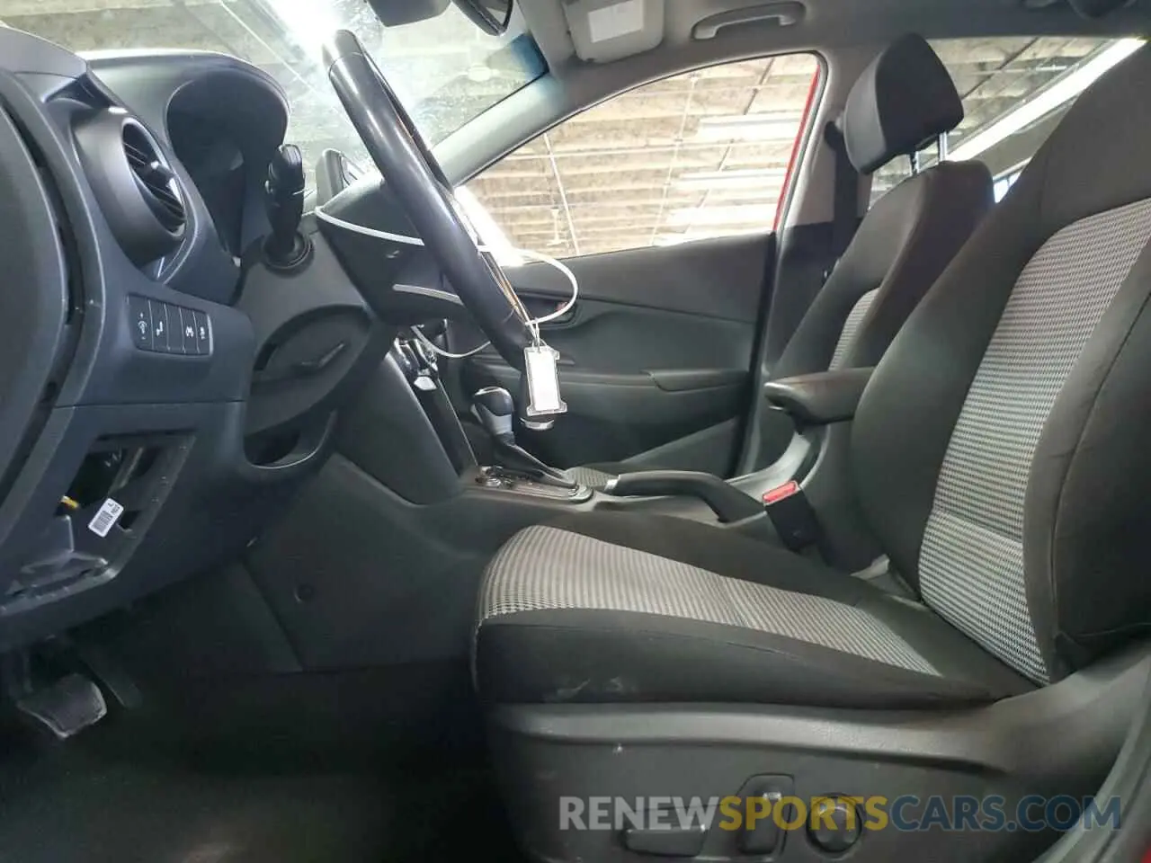 7 Photograph of a damaged car KM8K6CAAXLU583329 HYUNDAI KONA 2020
