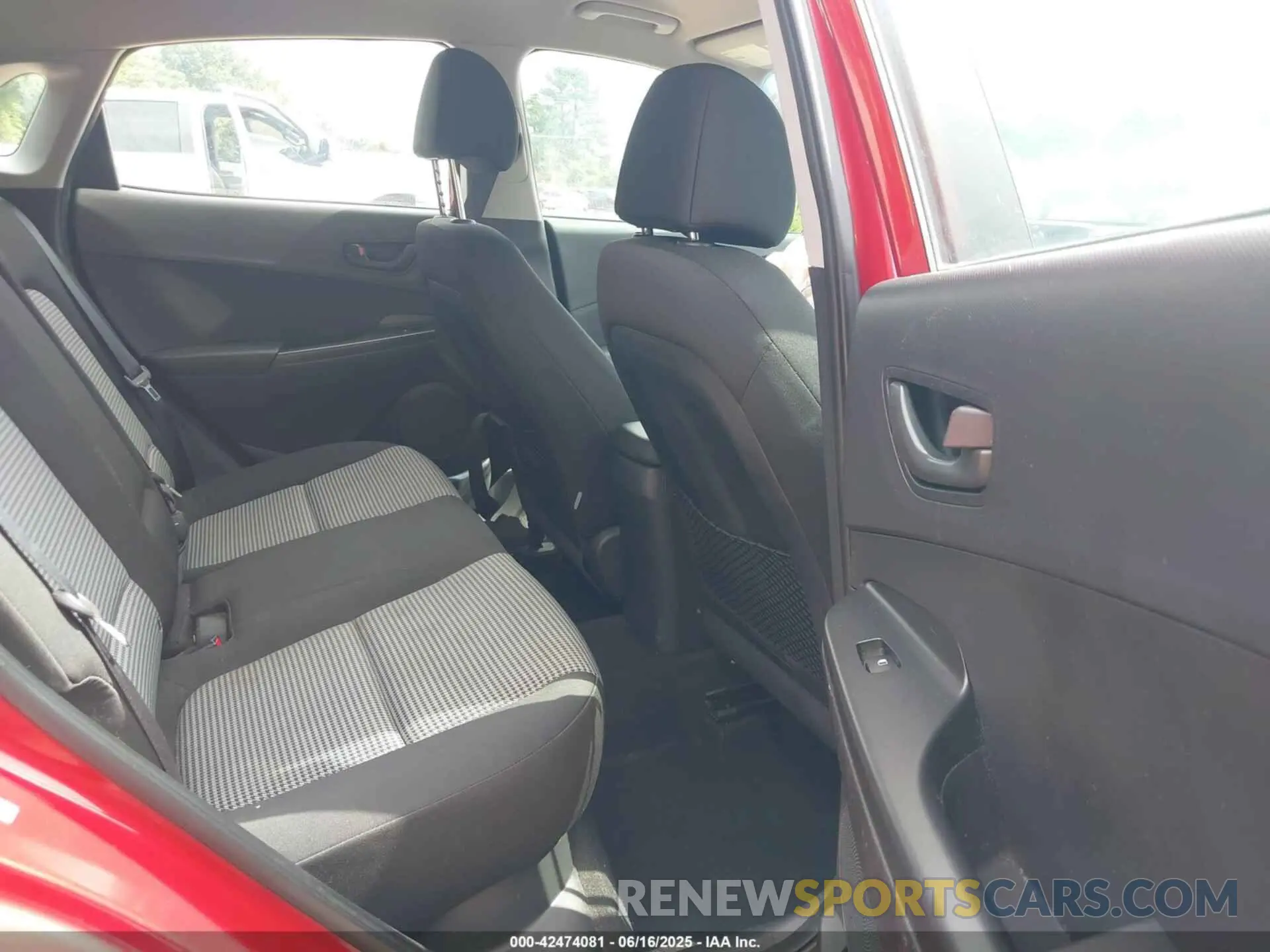 8 Photograph of a damaged car KM8K12AA2MU644148 HYUNDAI KONA 2021