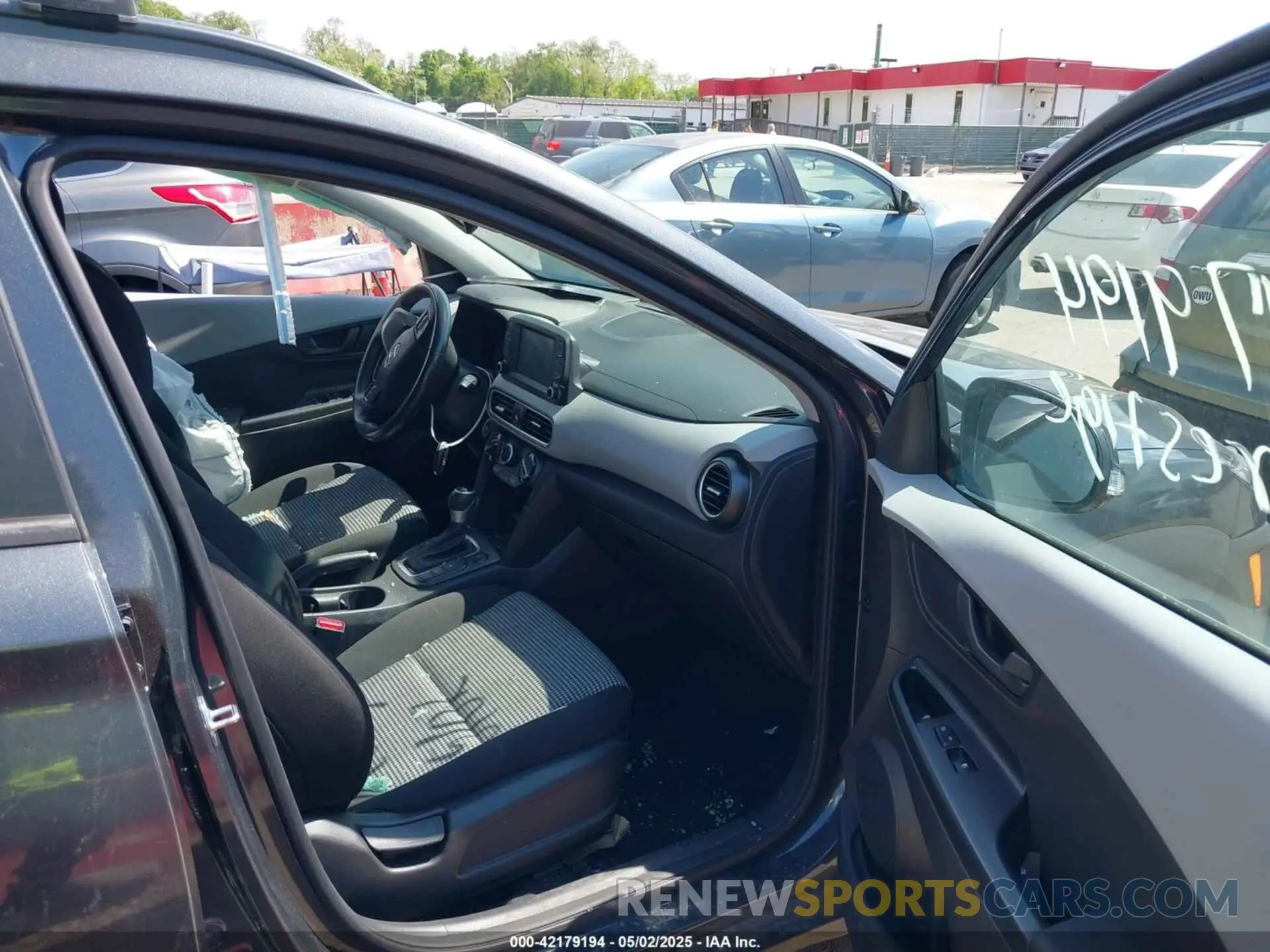 5 Photograph of a damaged car KM8K6CAA9MU676134 HYUNDAI KONA 2021