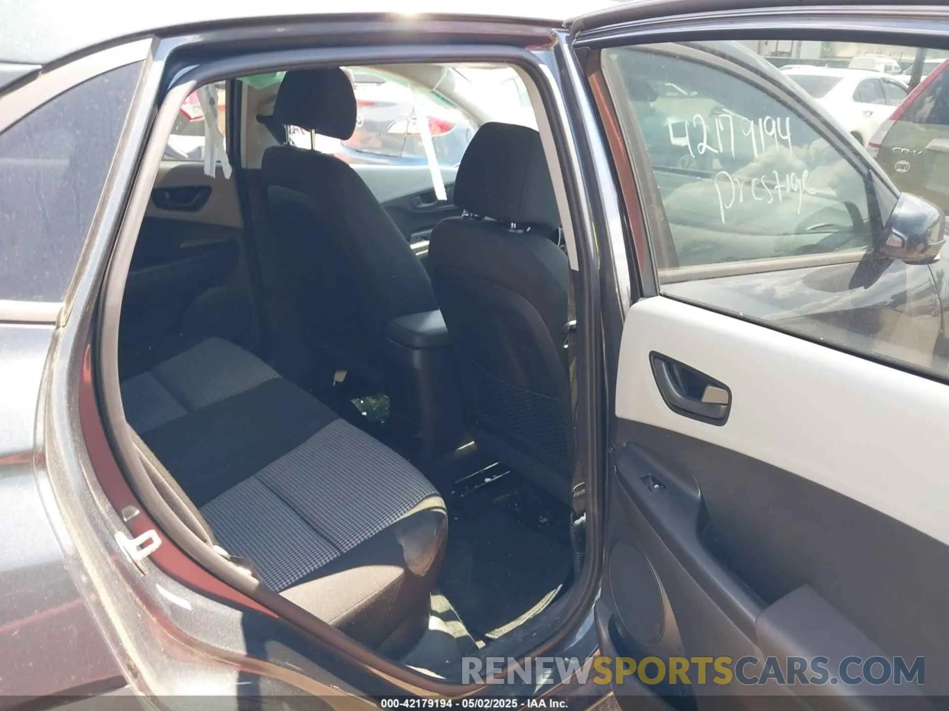 8 Photograph of a damaged car KM8K6CAA9MU676134 HYUNDAI KONA 2021