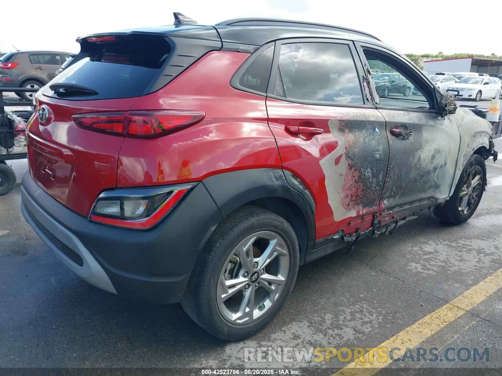 4 Photograph of a damaged car 0KM8K62ABNU760767 HYUNDAI KONA 2022