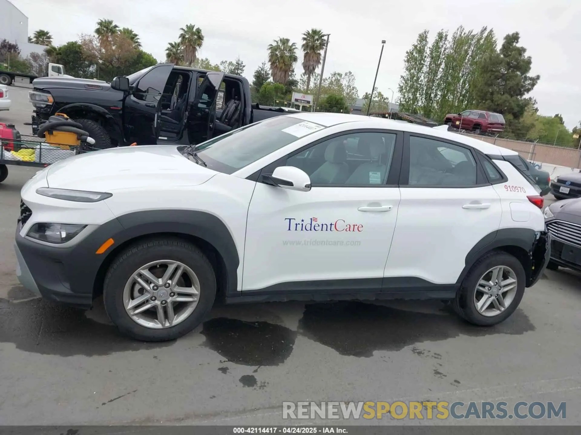 14 Photograph of a damaged car KM8K22AB6PU027247 HYUNDAI KONA 2023