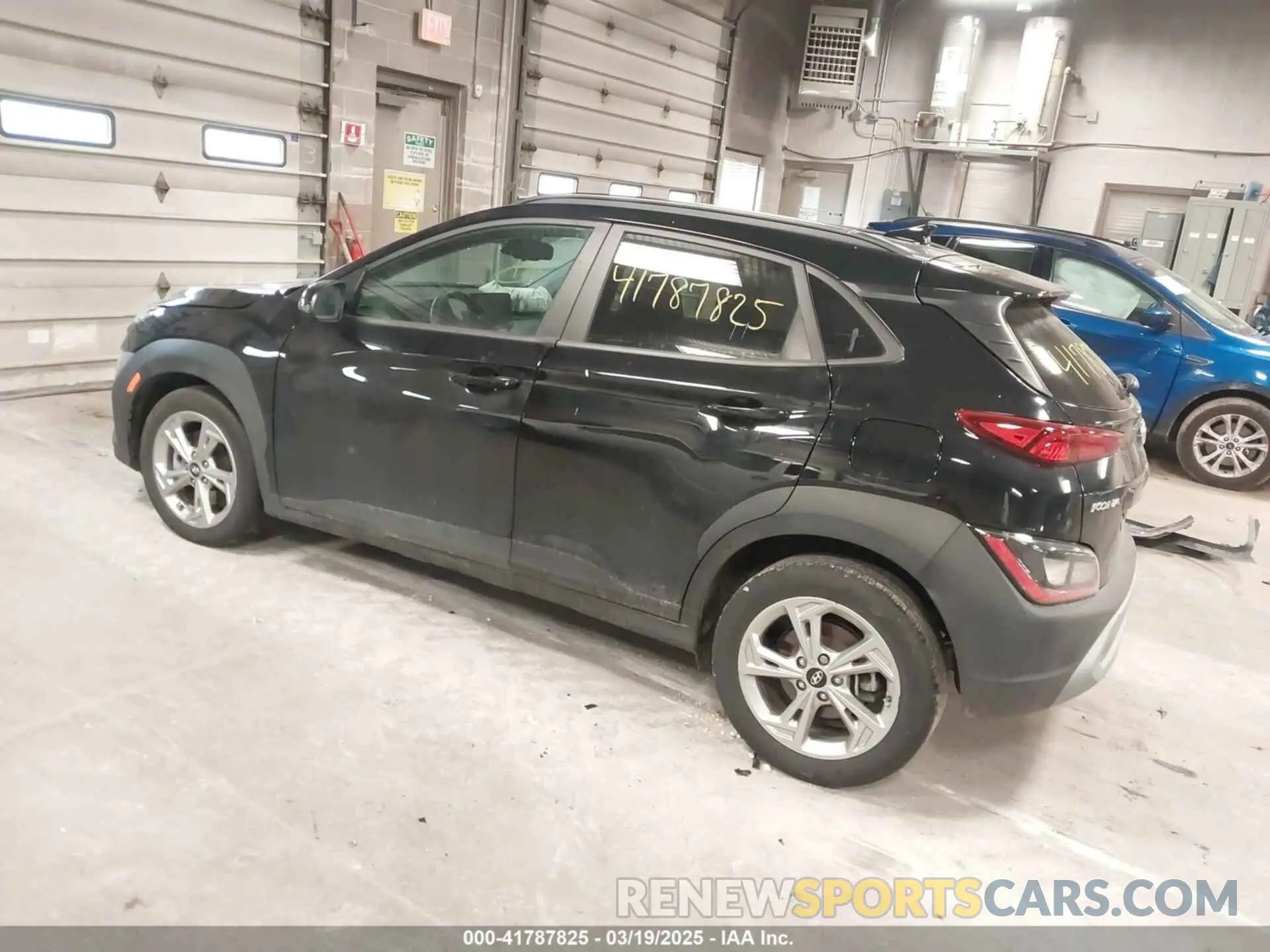 3 Фотография поврежденного автомобиля KM8K6CAB5PU011938 HYUNDAI KONA 2023
