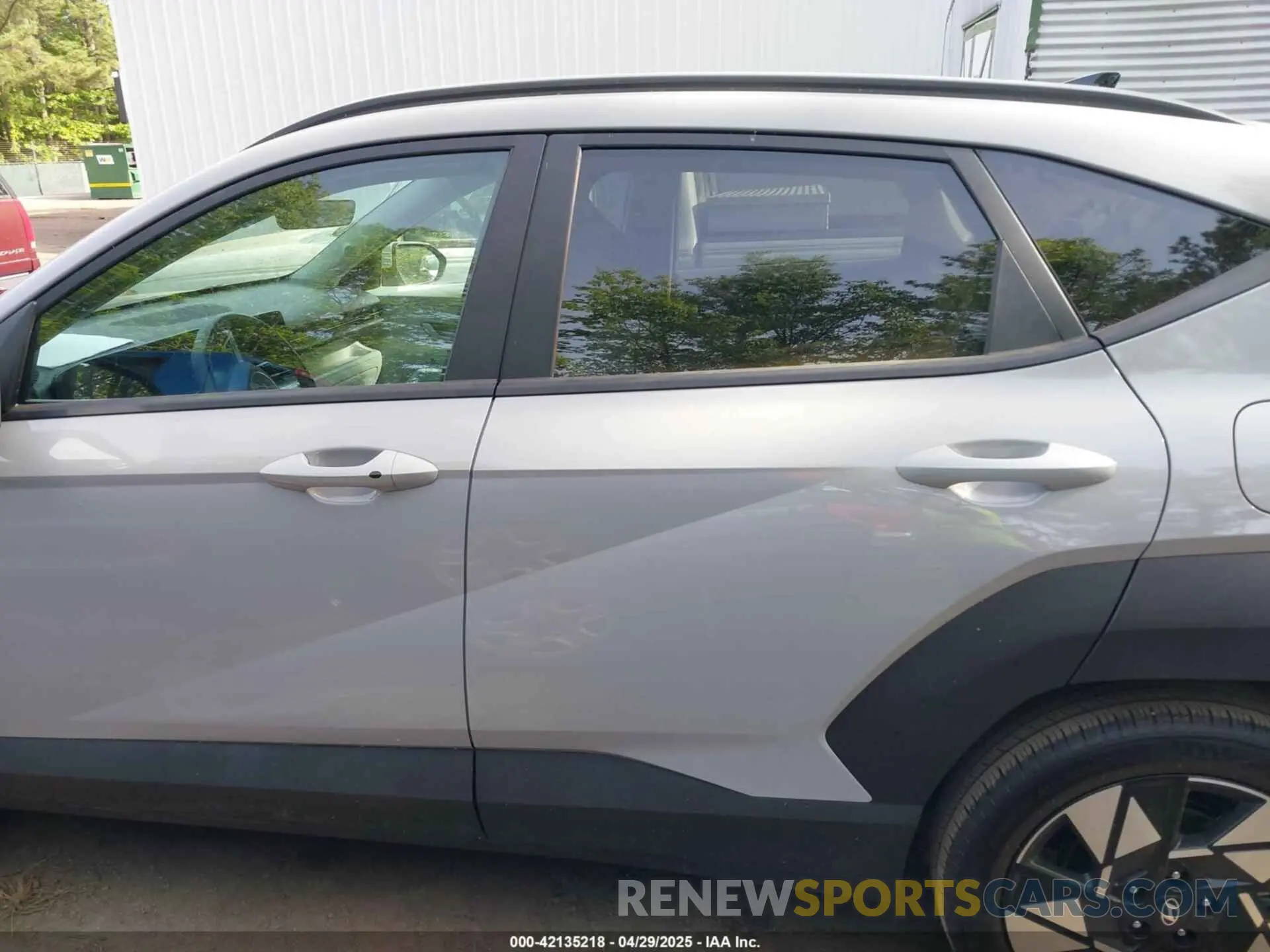 15 Фотография поврежденного автомобиля KM8HB3AB3SU215152 HYUNDAI KONA 2025