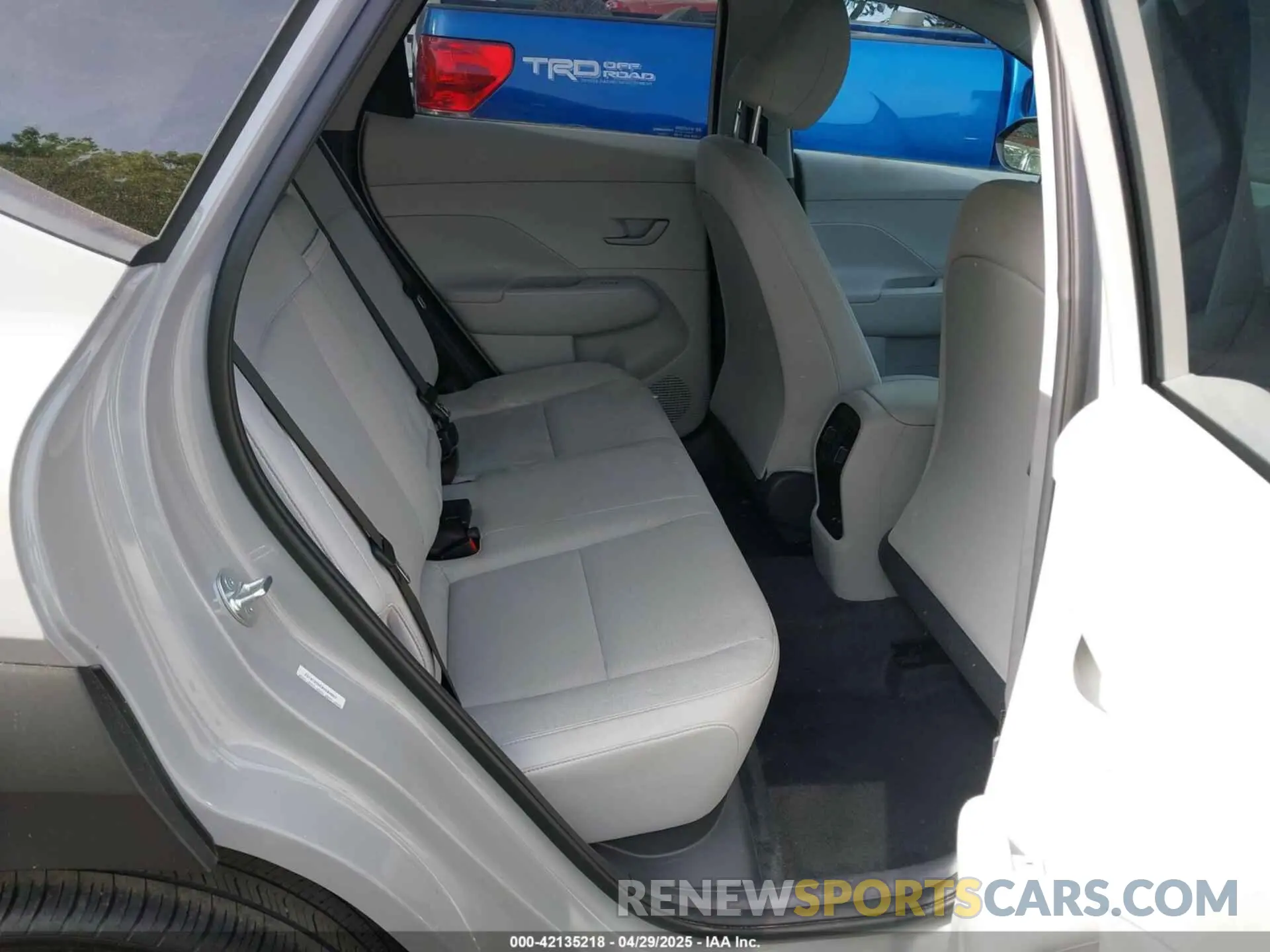 8 Фотография поврежденного автомобиля KM8HB3AB3SU215152 HYUNDAI KONA 2025