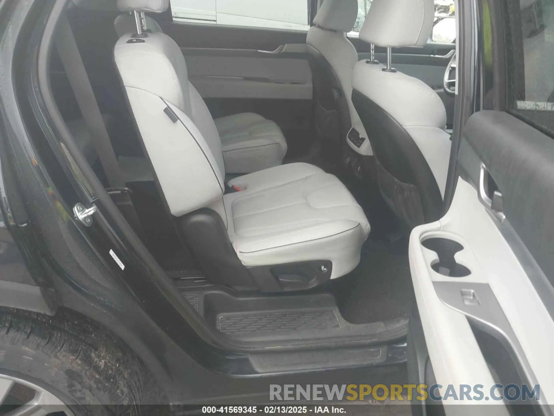 8 Photograph of a damaged car KM8R2DGE3RU742050 HYUNDAI PALISADE 2024