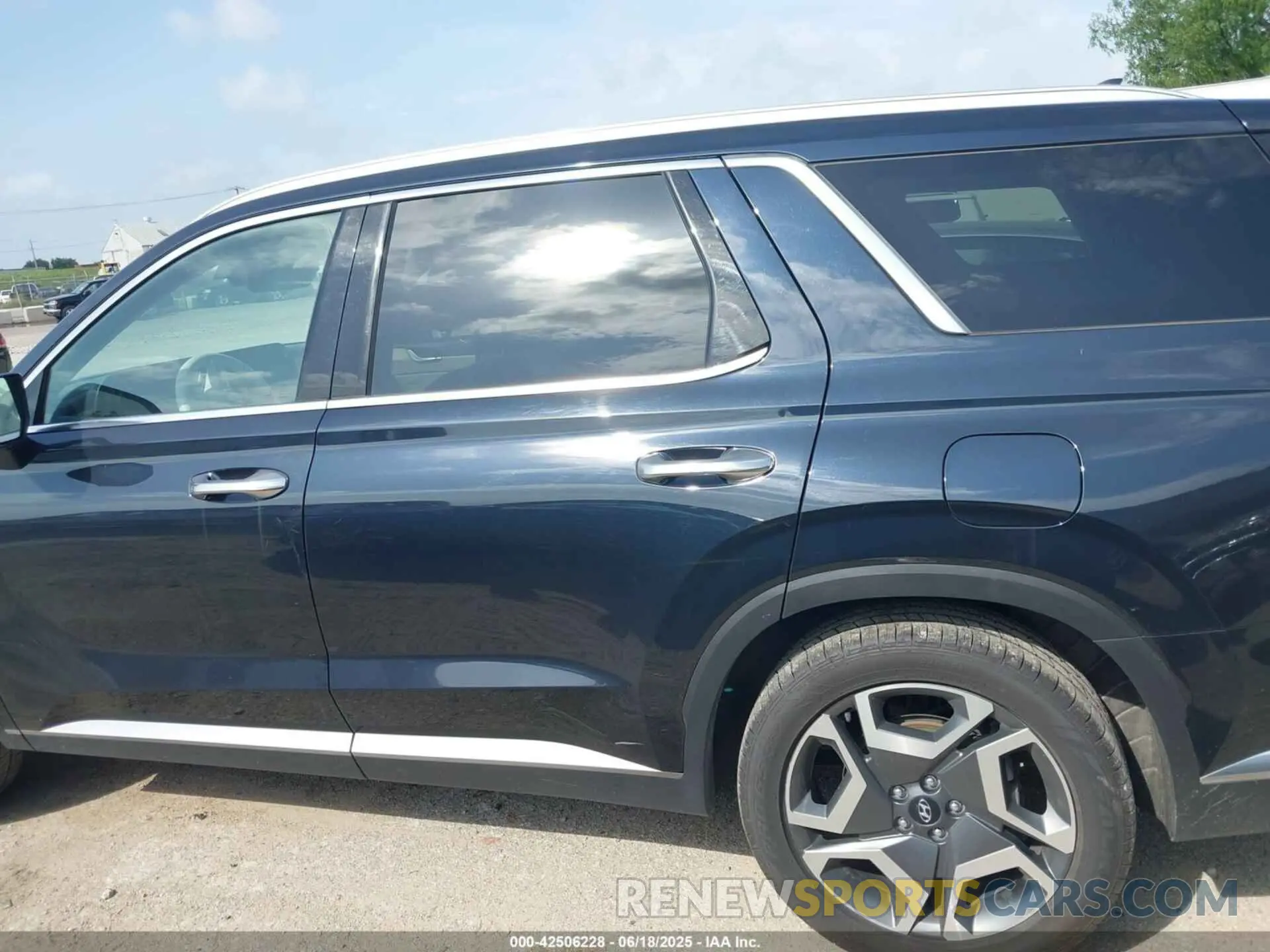 14 Photograph of a damaged car KM8R5DGE9RU646608 HYUNDAI PALISADE 2024