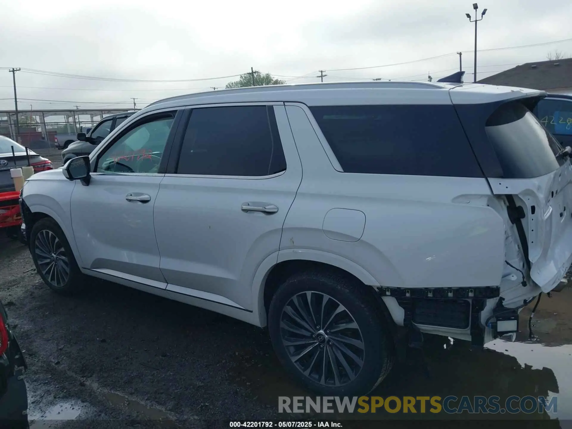 14 Photograph of a damaged car KM8R7DGE7RU711241 HYUNDAI PALISADE 2024