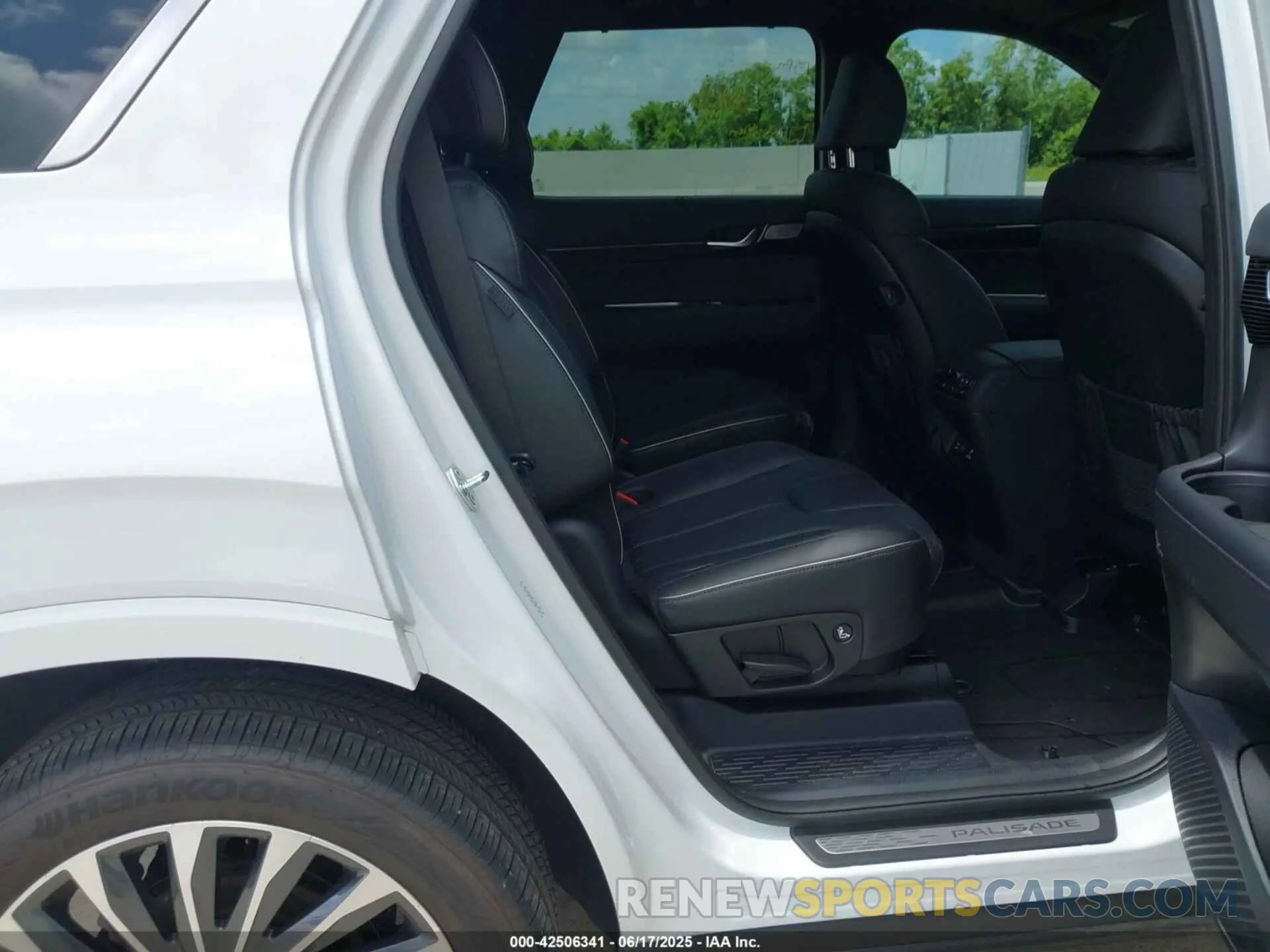 8 Photograph of a damaged car KM8R7DGEXRU807123 HYUNDAI PALISADE 2024