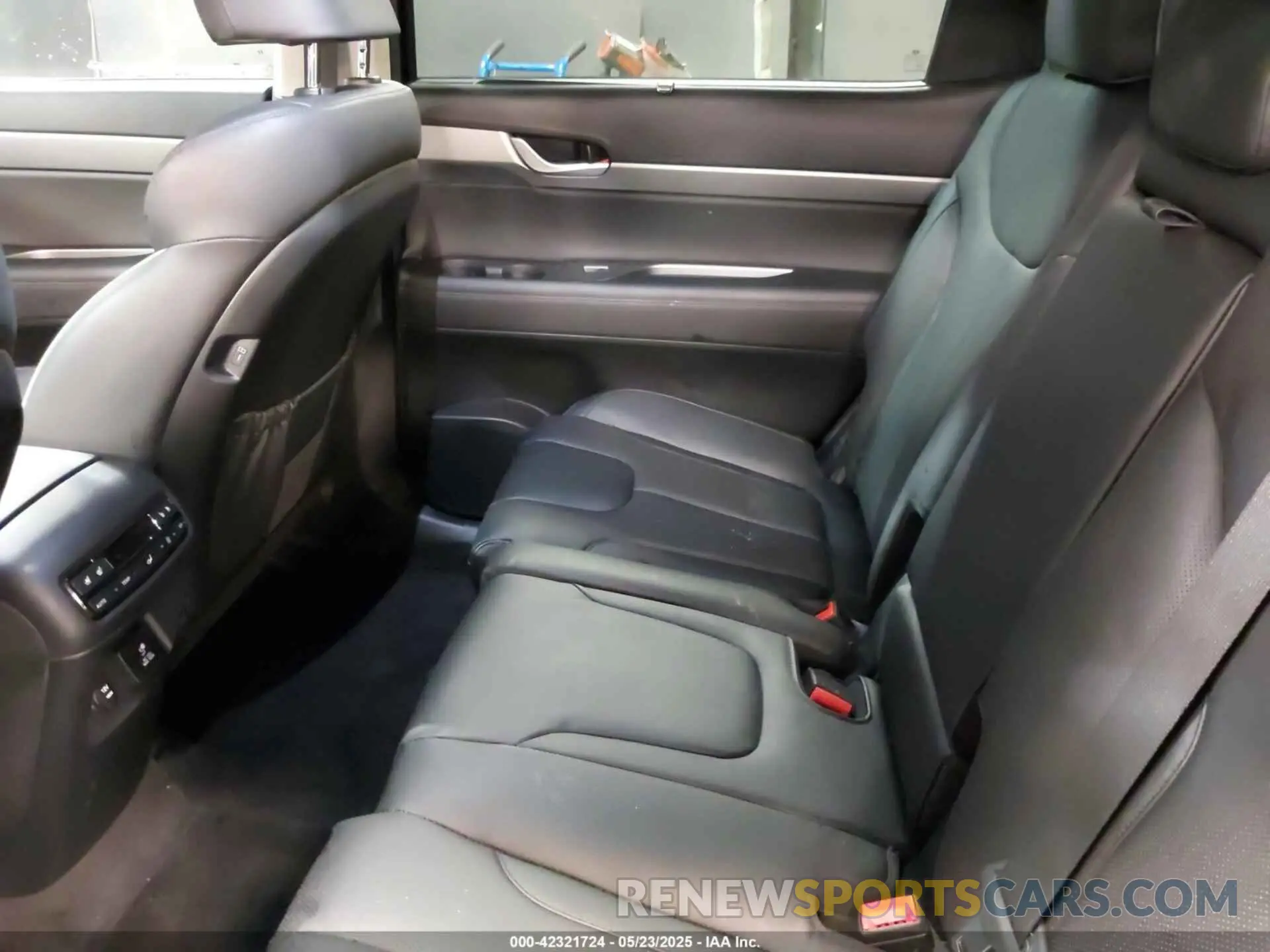 8 Photograph of a damaged car KM8R4DGE7SU836643 HYUNDAI PALISADE 2025