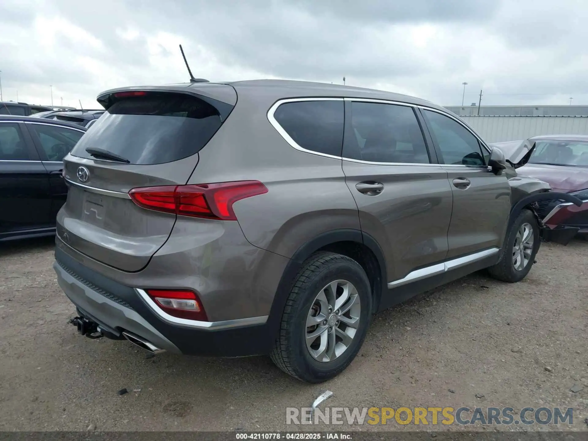 4 Photograph of a damaged car 5NMS23AD2KH014037 HYUNDAI SANTA FE 2019