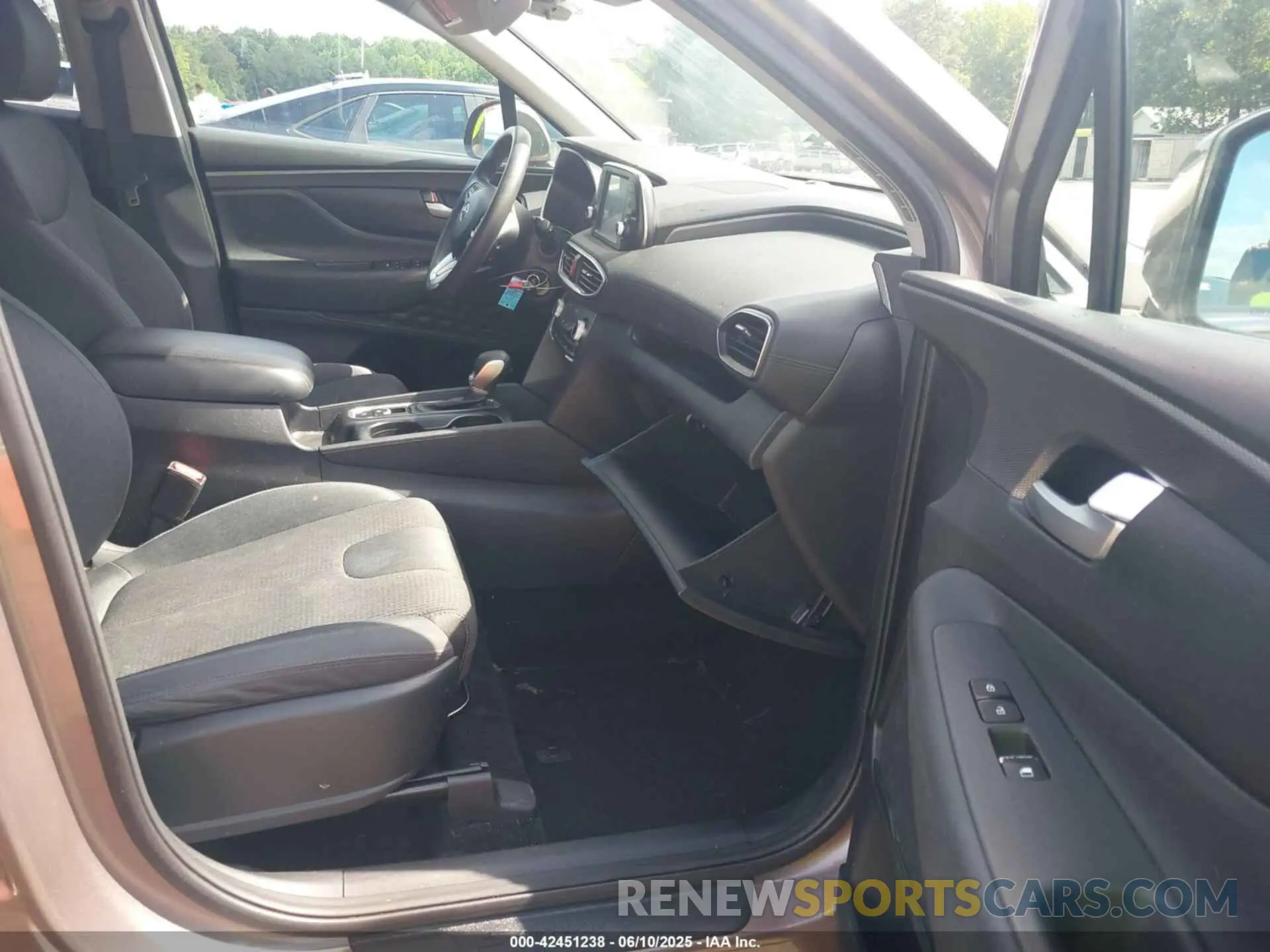 5 Photograph of a damaged car 5NMS2CAD1KH124609 HYUNDAI SANTA FE 2019