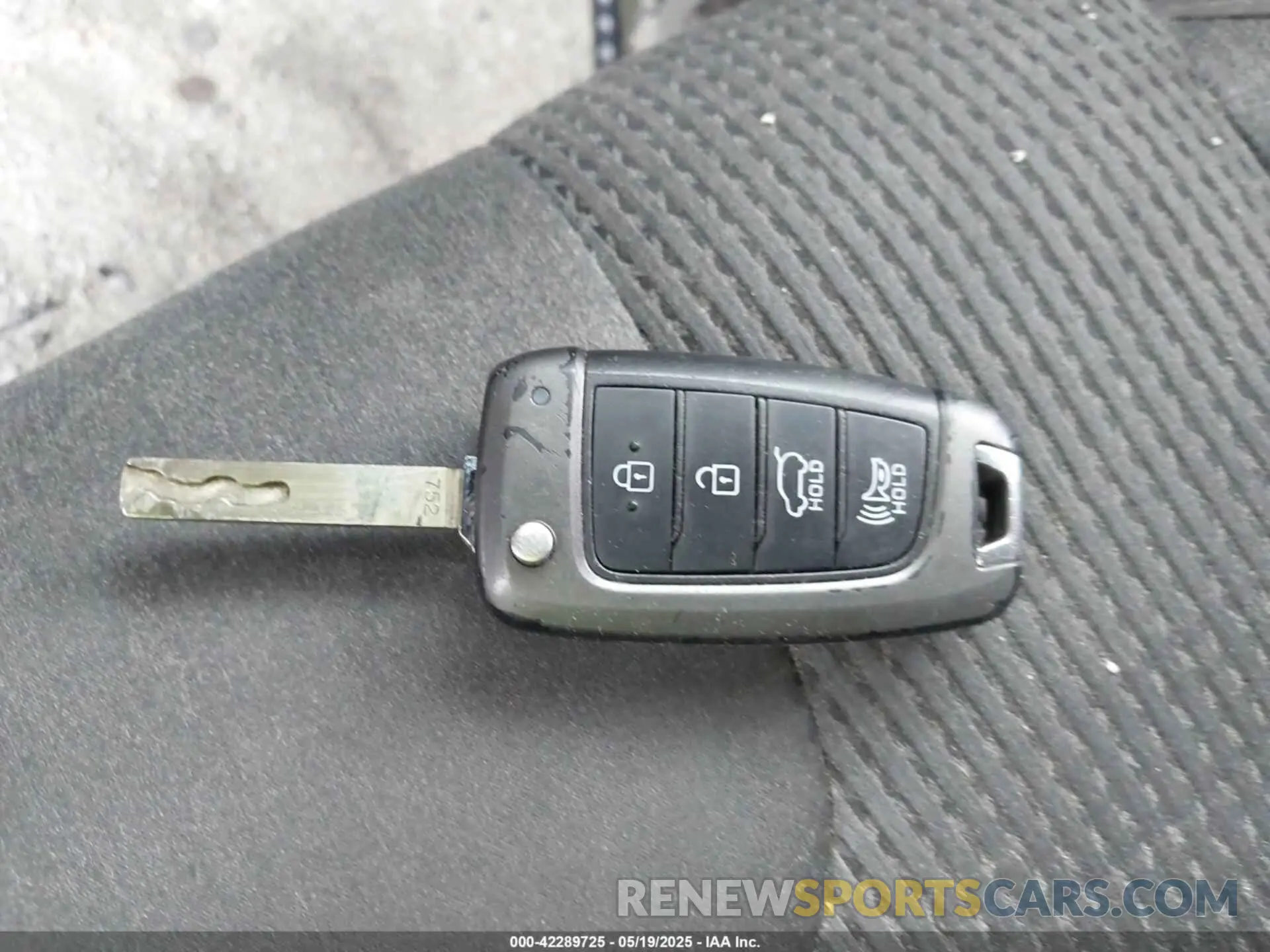 11 Photograph of a damaged car 5NMS2CAD3KH022518 HYUNDAI SANTA FE 2019