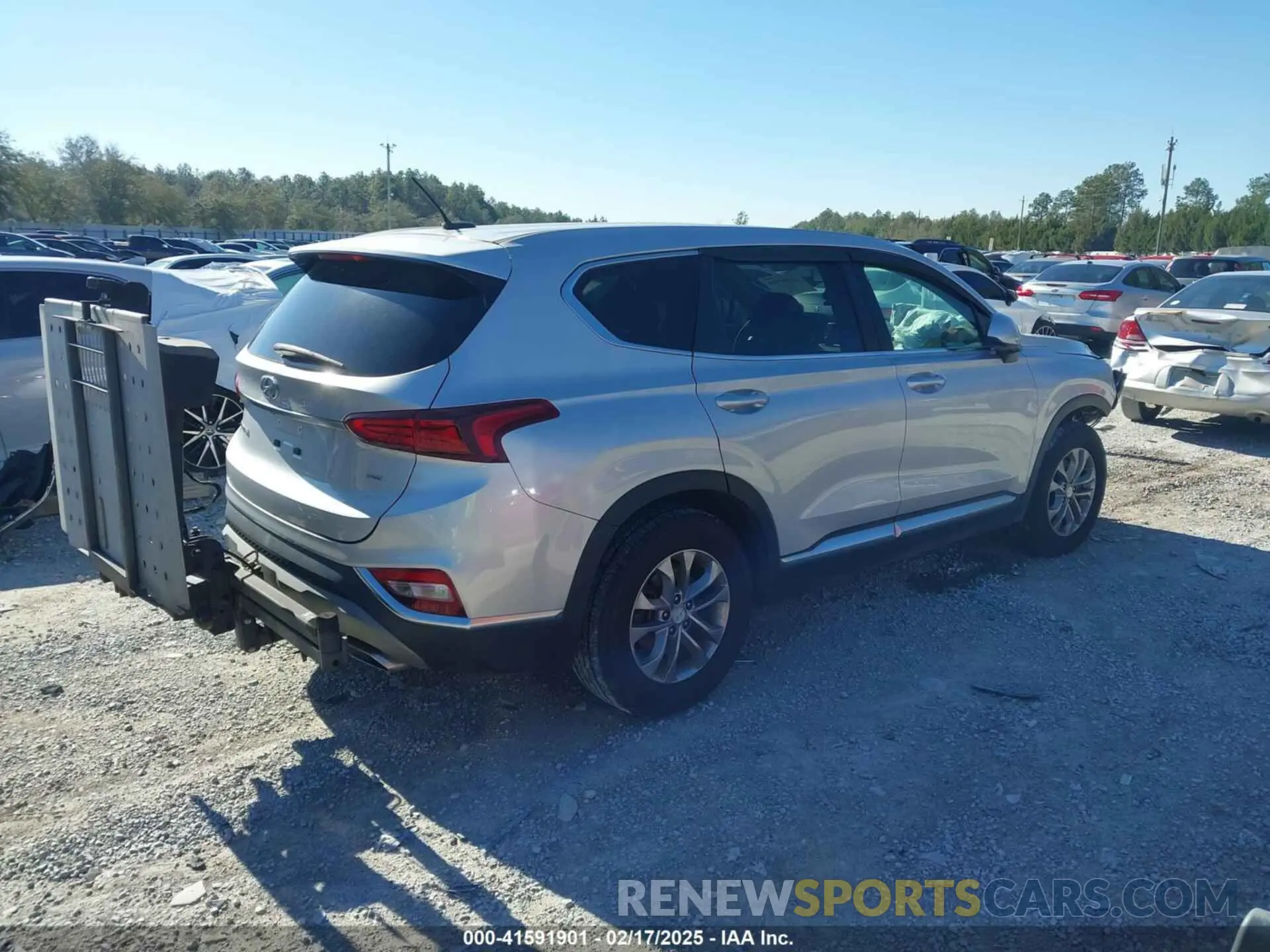 4 Photograph of a damaged car 5NMS2CAD4KH109117 HYUNDAI SANTA FE 2019