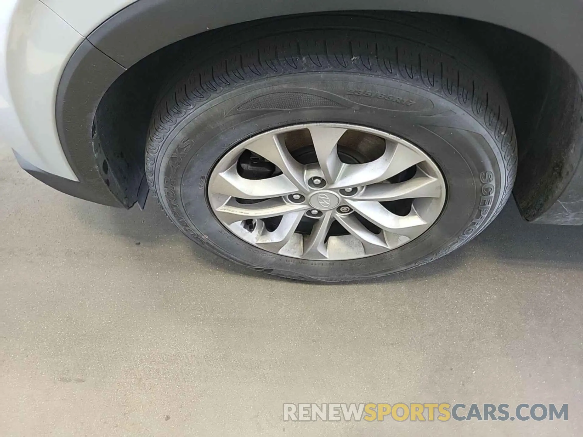 17 Photograph of a damaged car 5NMS2CADXKH044032 HYUNDAI SANTA FE 2019
