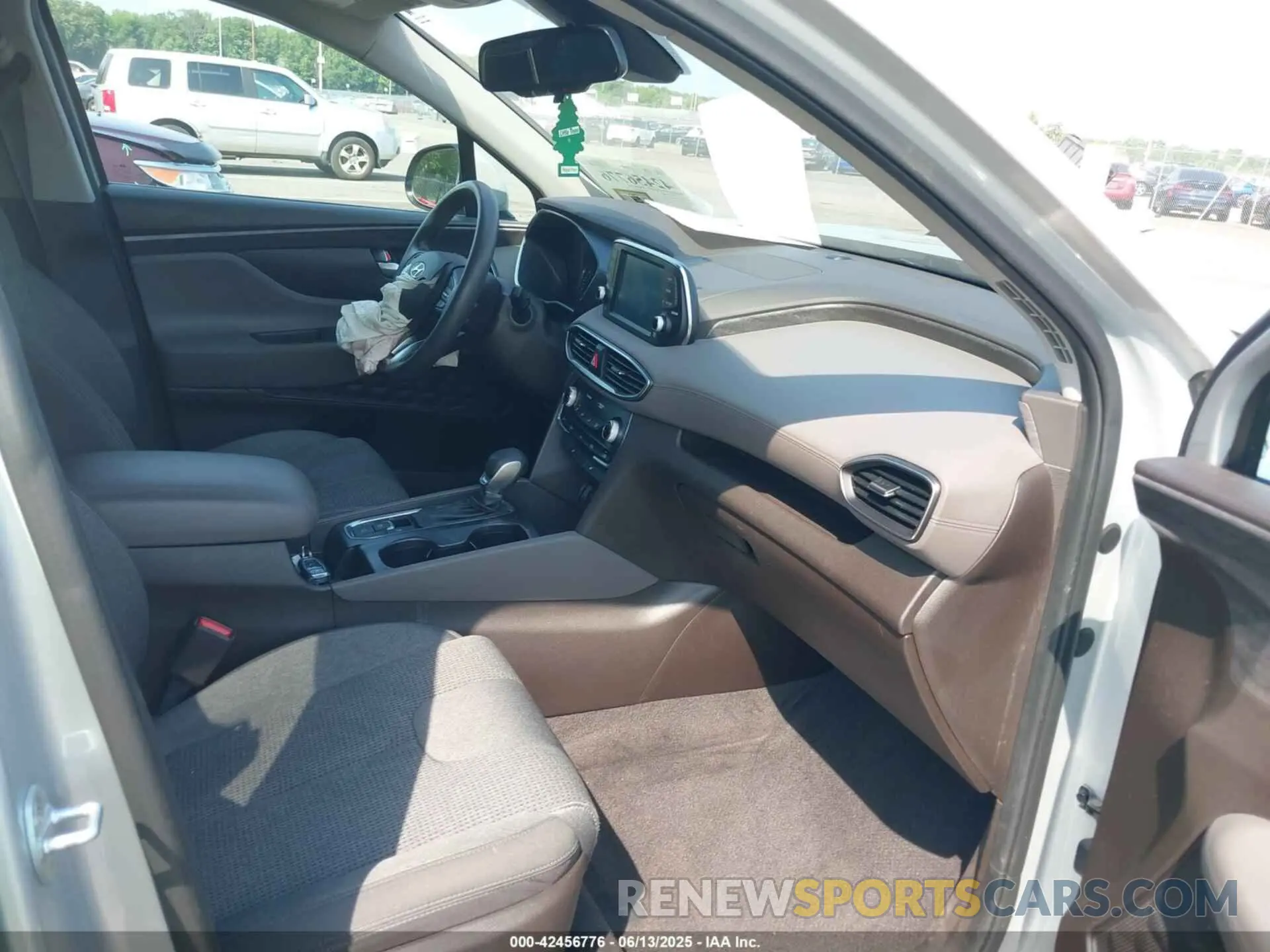 5 Photograph of a damaged car 5NMS3CAD4KH095474 HYUNDAI SANTA FE 2019