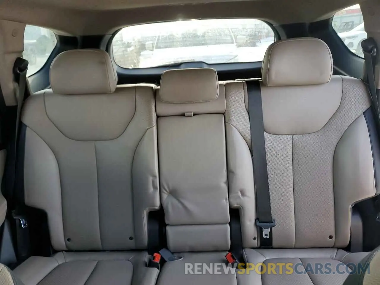 10 Photograph of a damaged car 5NMS5CAA8KH063336 HYUNDAI SANTA FE 2019