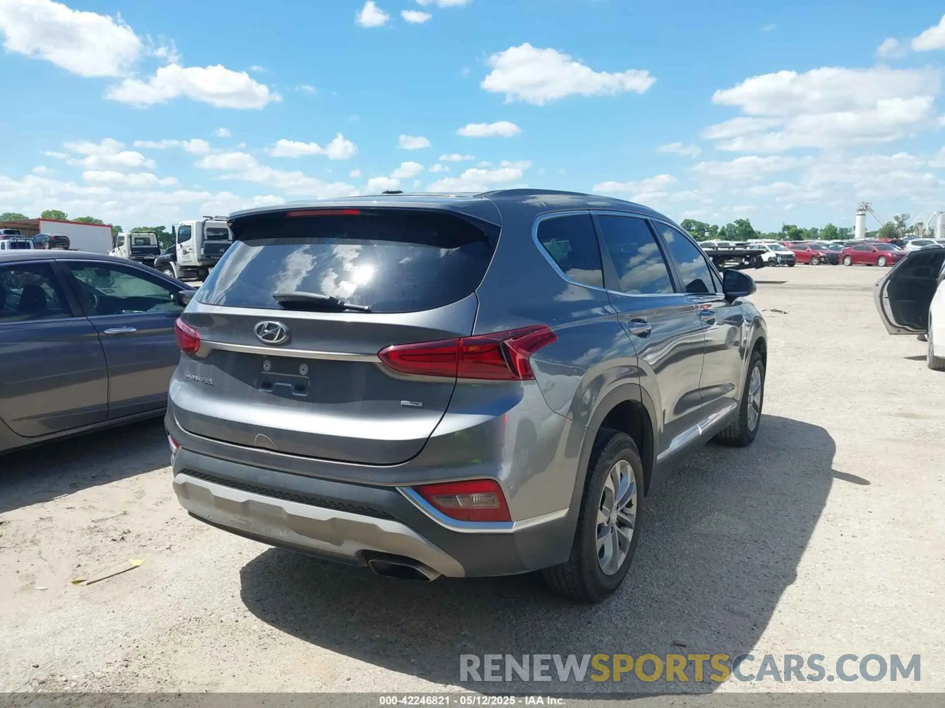 4 Photograph of a damaged car 5NMS2CAD2LH157121 HYUNDAI SANTA FE 2020