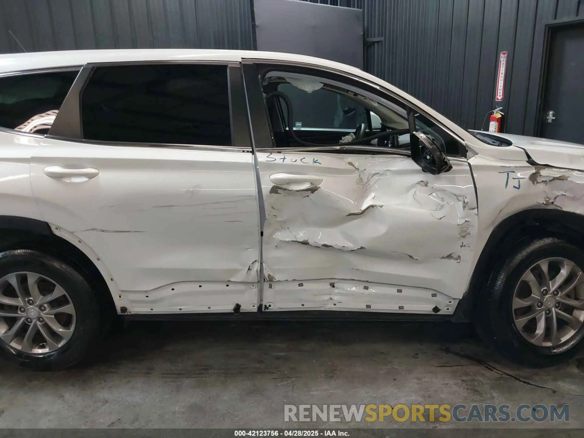 21 Photograph of a damaged car 5NMS2CAD8LH163523 HYUNDAI SANTA FE 2020