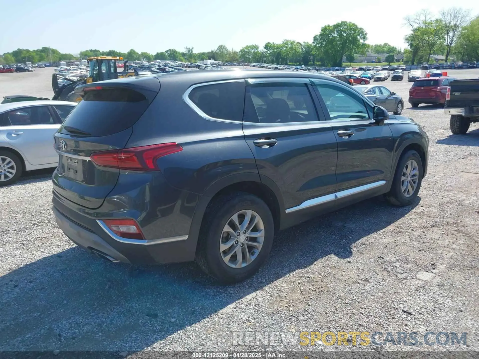 4 Photograph of a damaged car 5NMS33AD1LH207018 HYUNDAI SANTA FE 2020