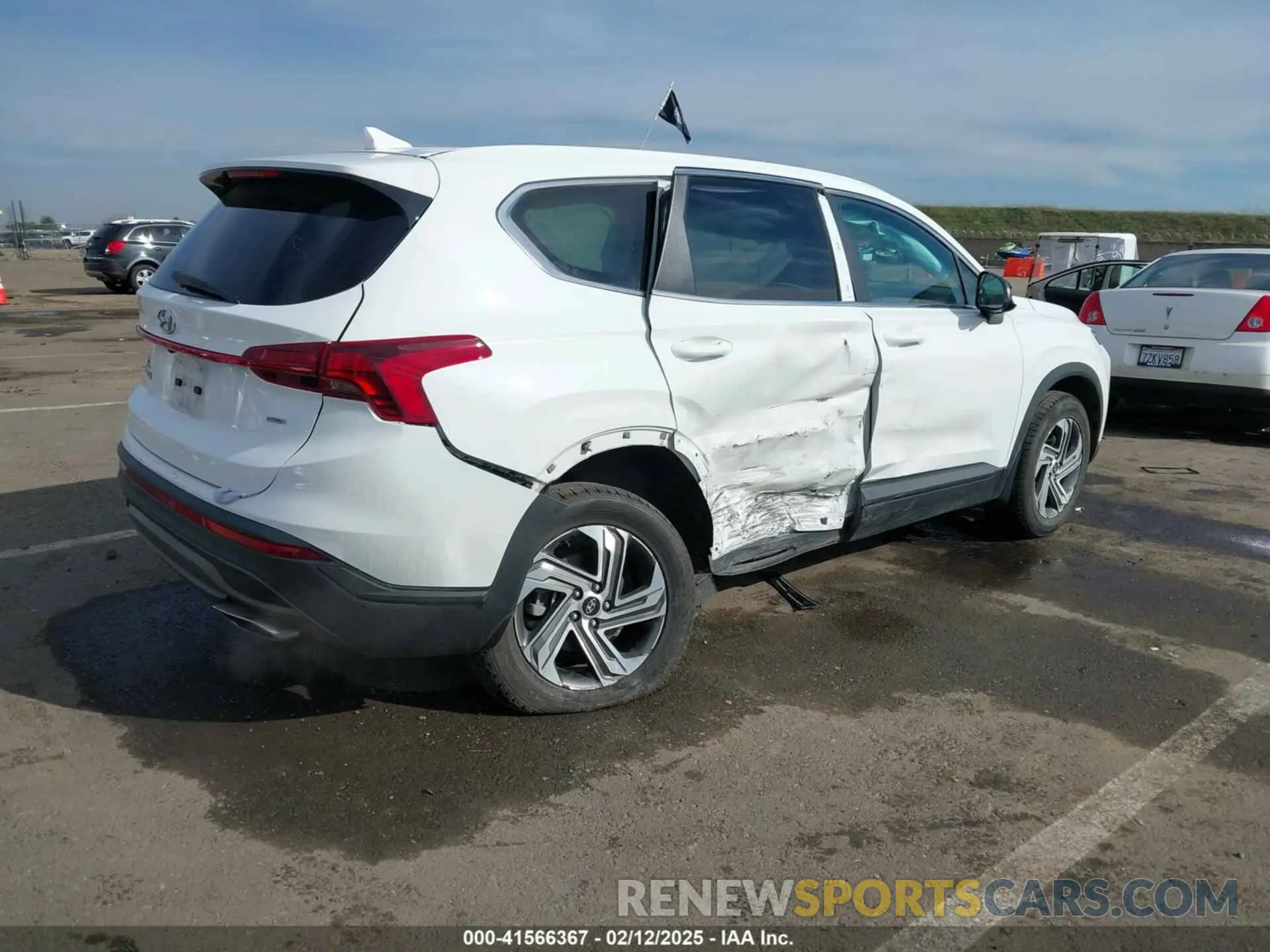 4 Photograph of a damaged car 5NMS1DAJ1PH562651 HYUNDAI SANTA FE 2023