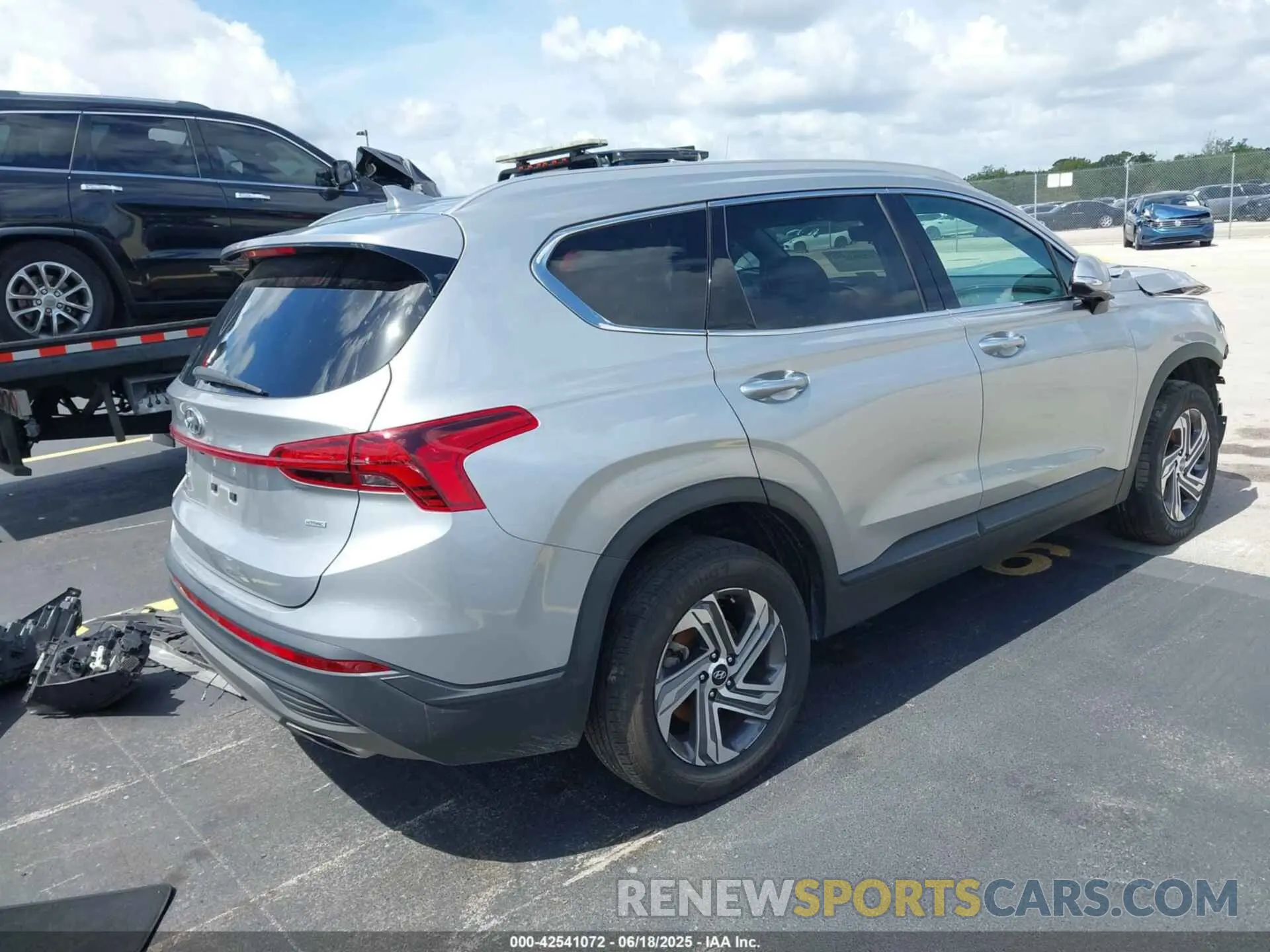 4 Photograph of a damaged car 5NMS2DAJ3PH585832 HYUNDAI SANTA FE 2023