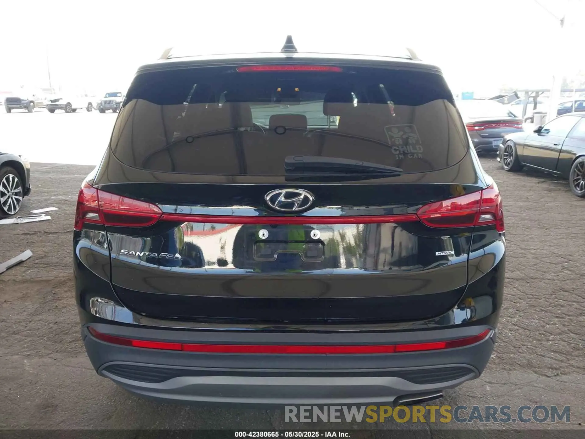 17 Photograph of a damaged car 5NMS2DAJ5PH487370 HYUNDAI SANTA FE 2023