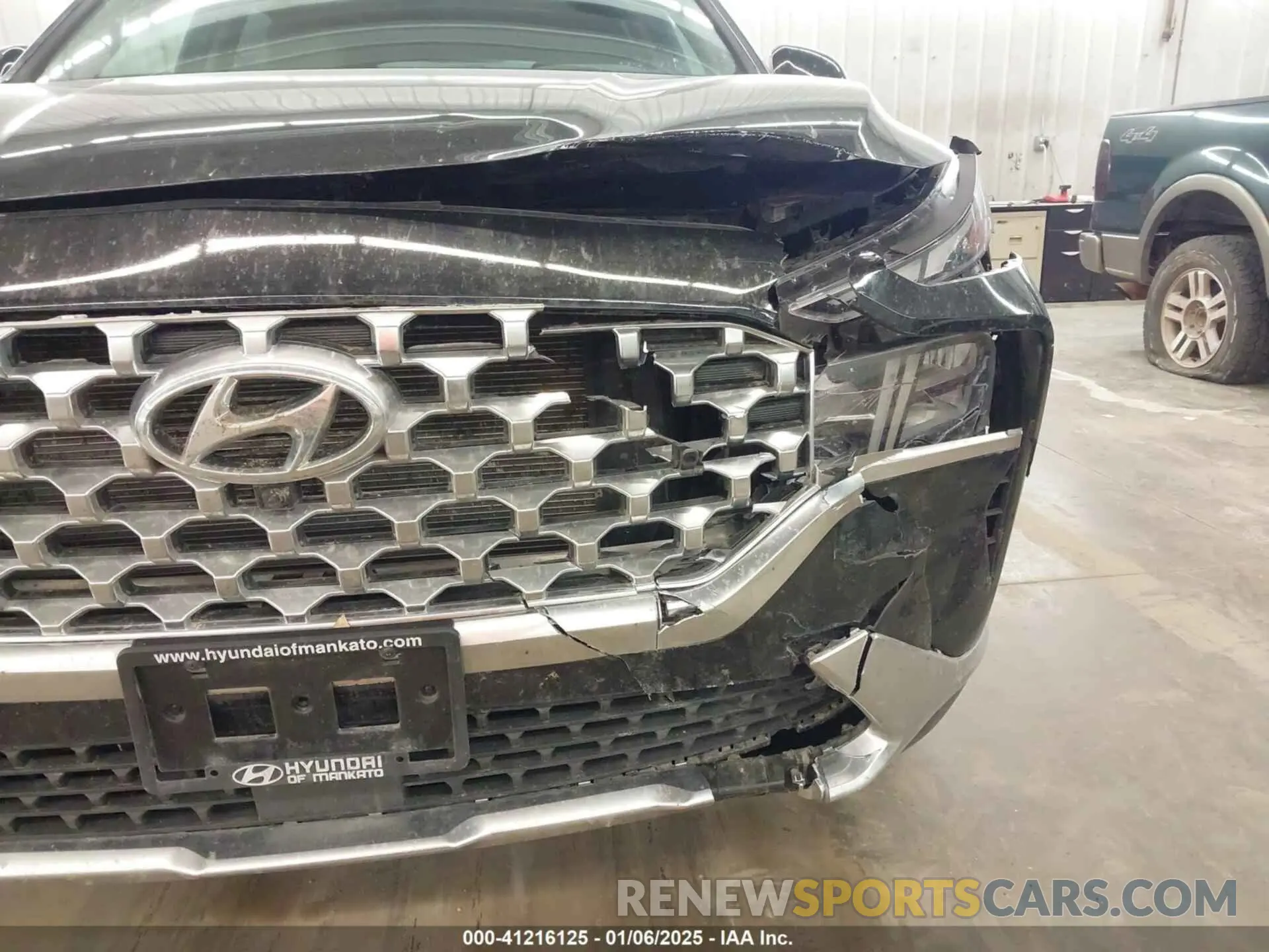 18 Photograph of a damaged car 5NMS3DAJ5PH568950 HYUNDAI SANTA FE 2023