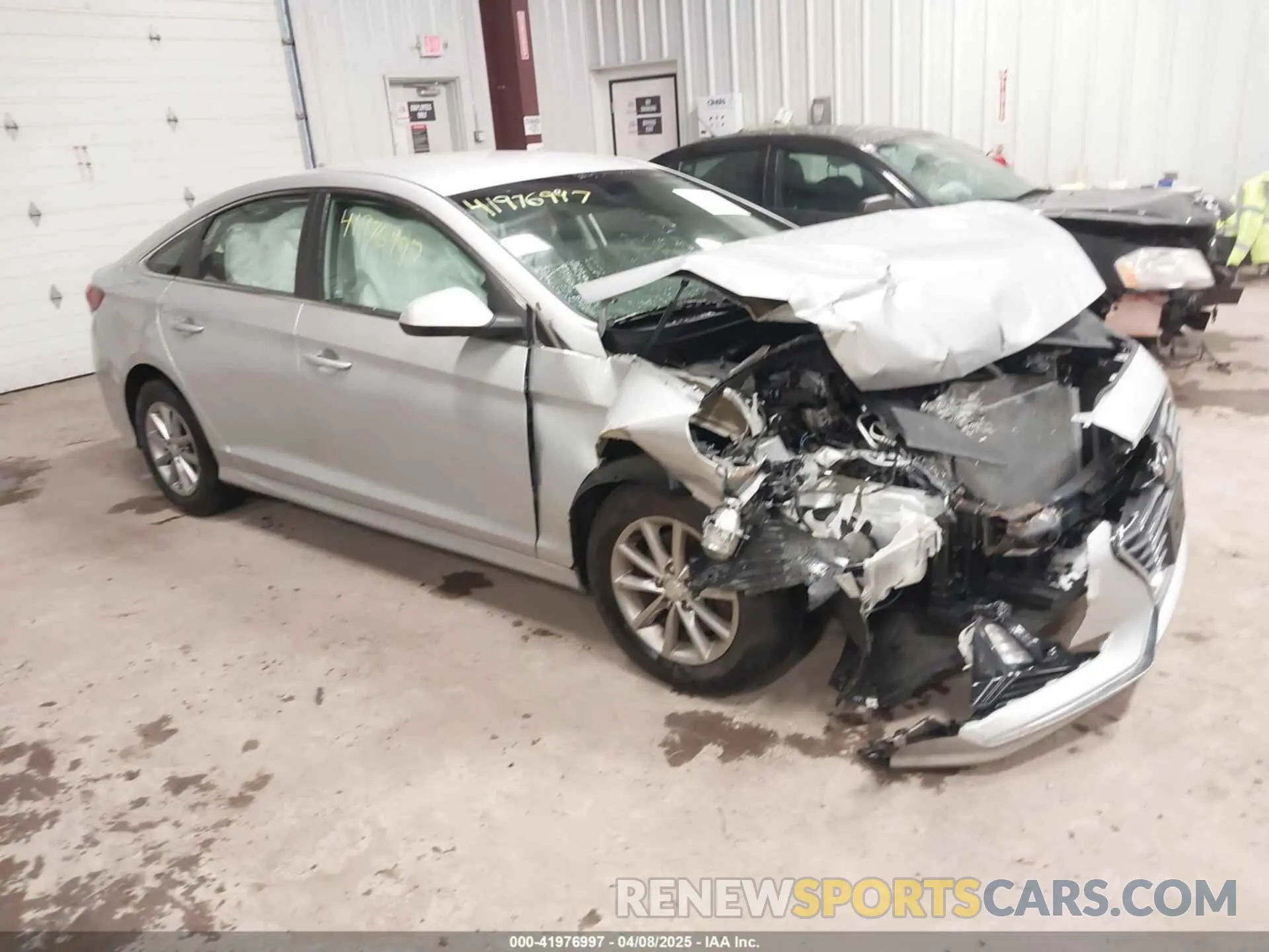 1 Фотография поврежденного автомобиля 5NPE24AF1KH744982 HYUNDAI SONATA 2019