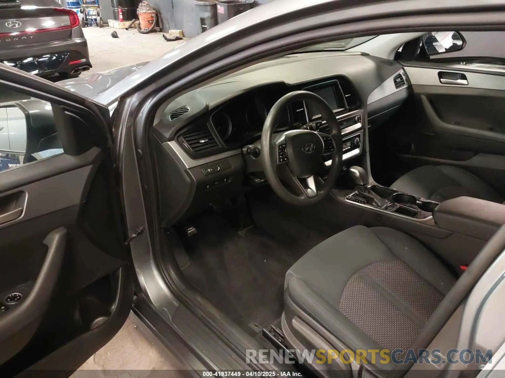 5 Photograph of a damaged car 5NPE24AF2KH734400 HYUNDAI SONATA 2019