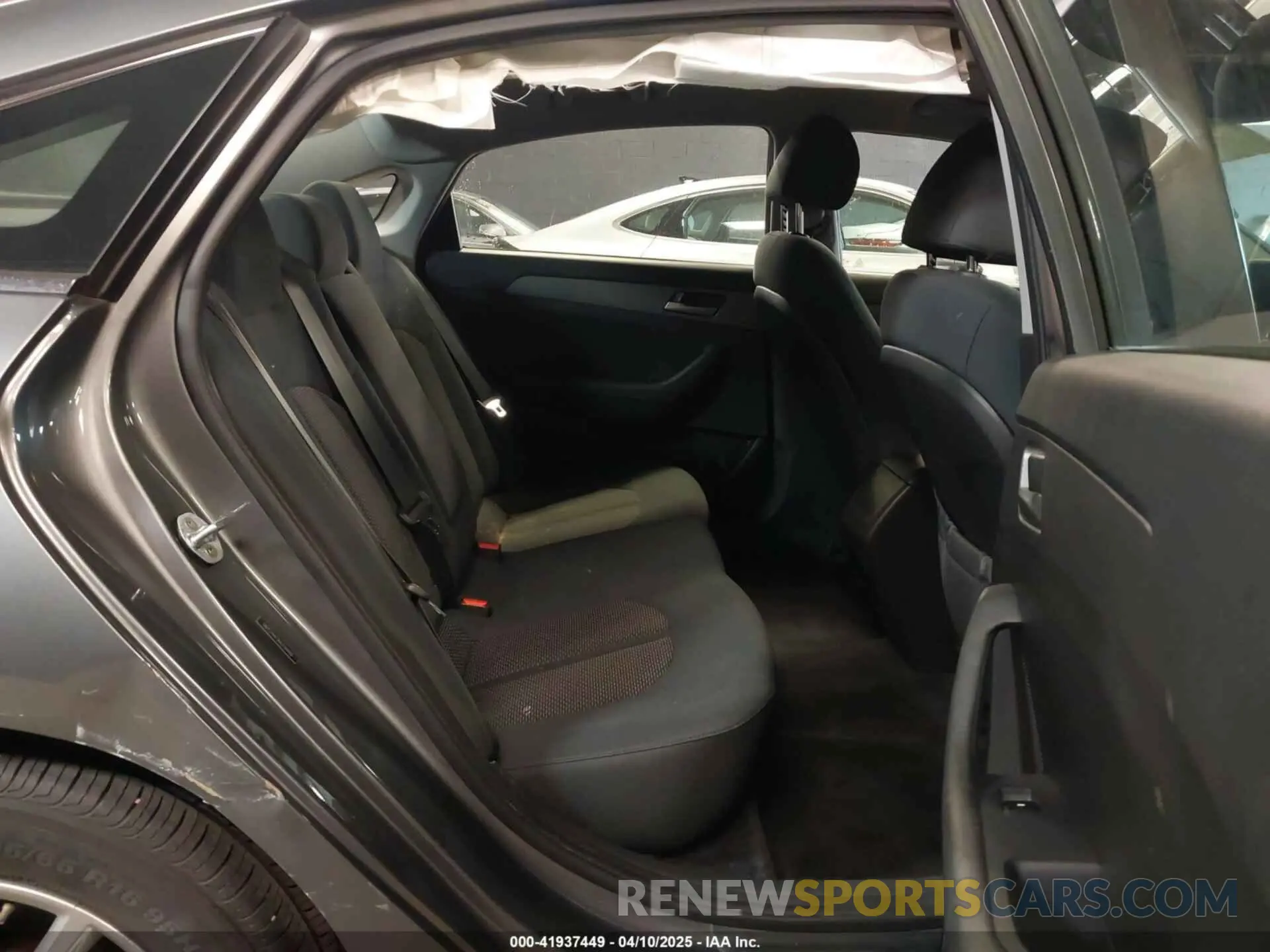 8 Photograph of a damaged car 5NPE24AF2KH734400 HYUNDAI SONATA 2019