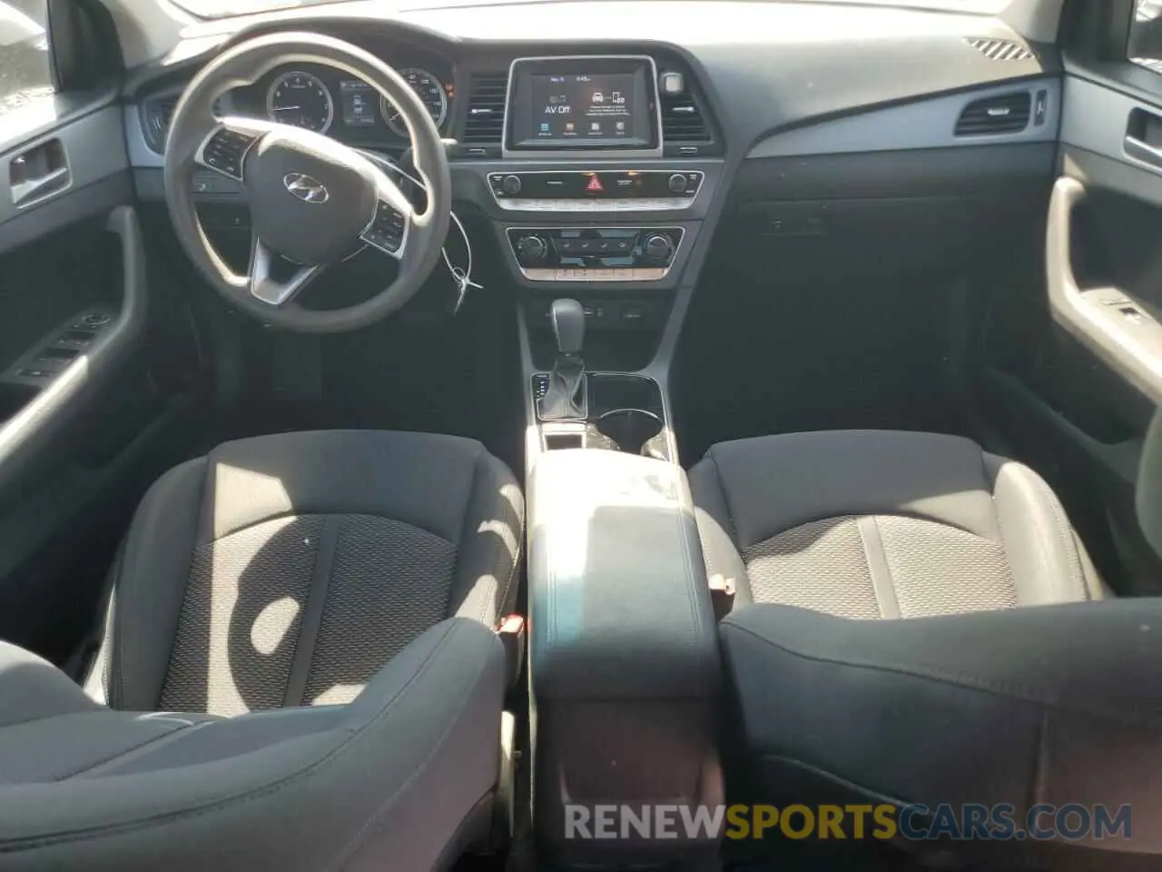 8 Photograph of a damaged car 5NPE24AF2KH751424 HYUNDAI SONATA 2019