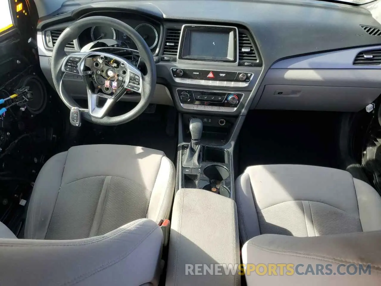 8 Photograph of a damaged car 5NPE24AF2KH796153 HYUNDAI SONATA 2019