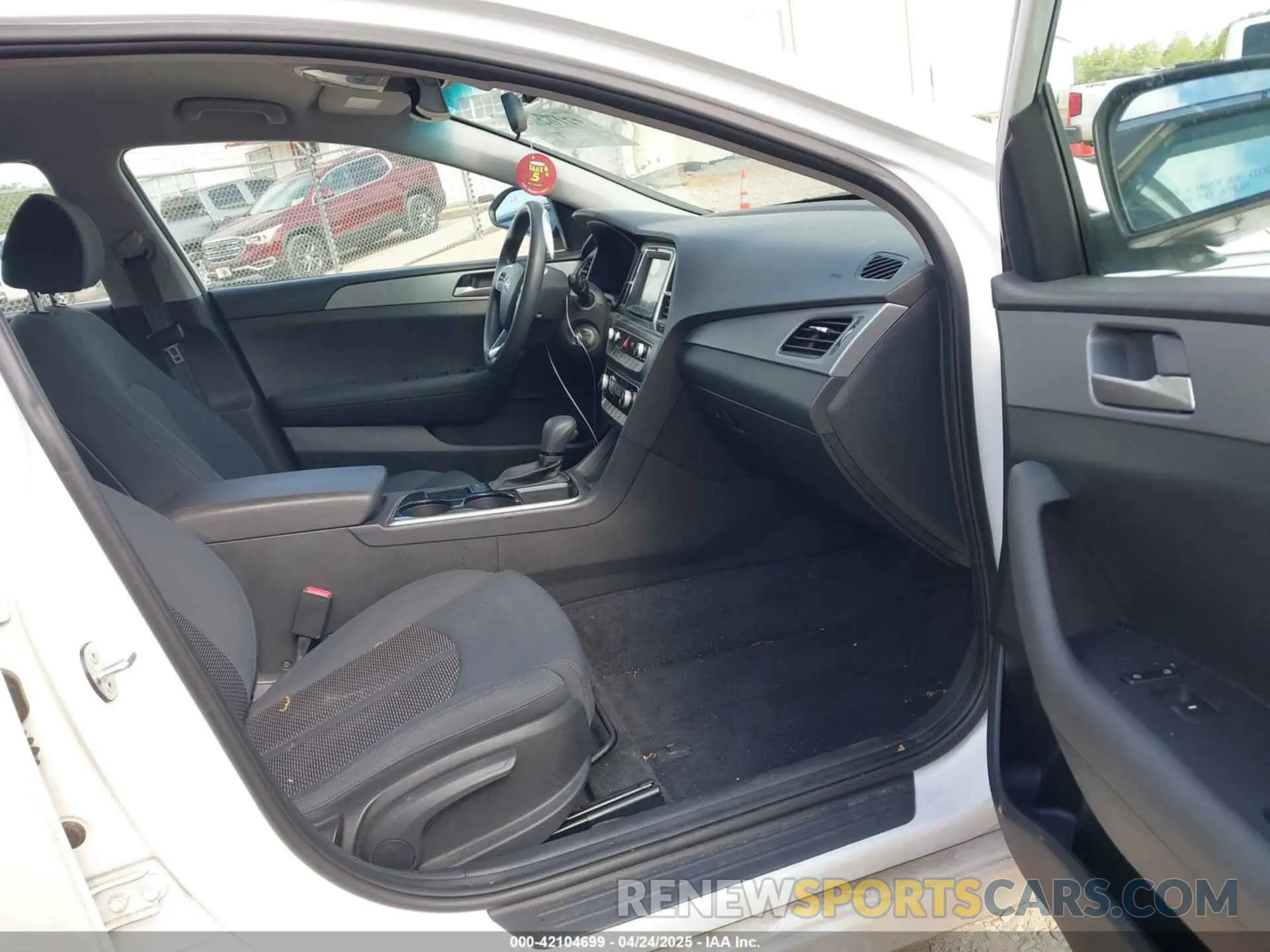 5 Photograph of a damaged car 5NPE24AF3KH740710 HYUNDAI SONATA 2019