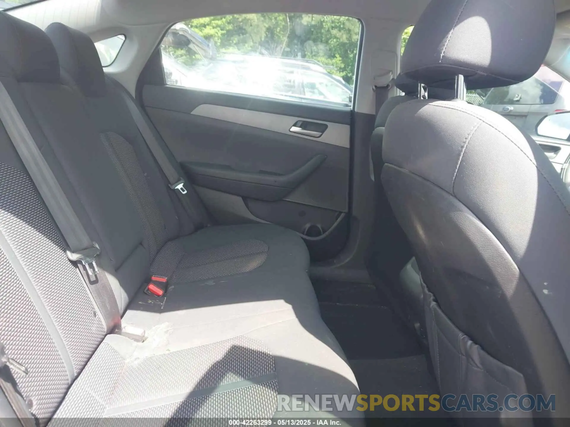 8 Photograph of a damaged car 5NPE24AF3KH803241 HYUNDAI SONATA 2019