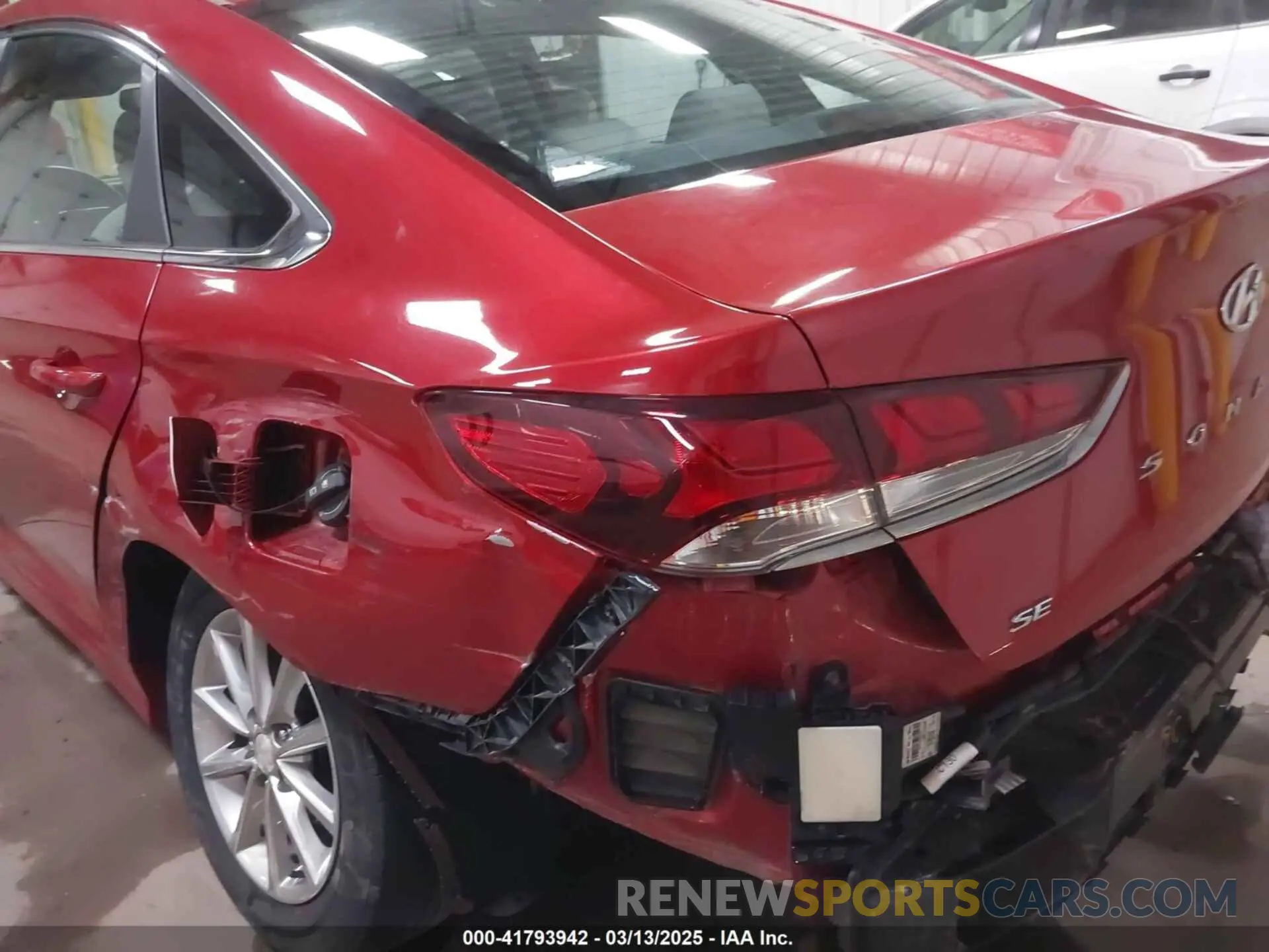 18 Photograph of a damaged car 5NPE24AF5KH735198 HYUNDAI SONATA 2019