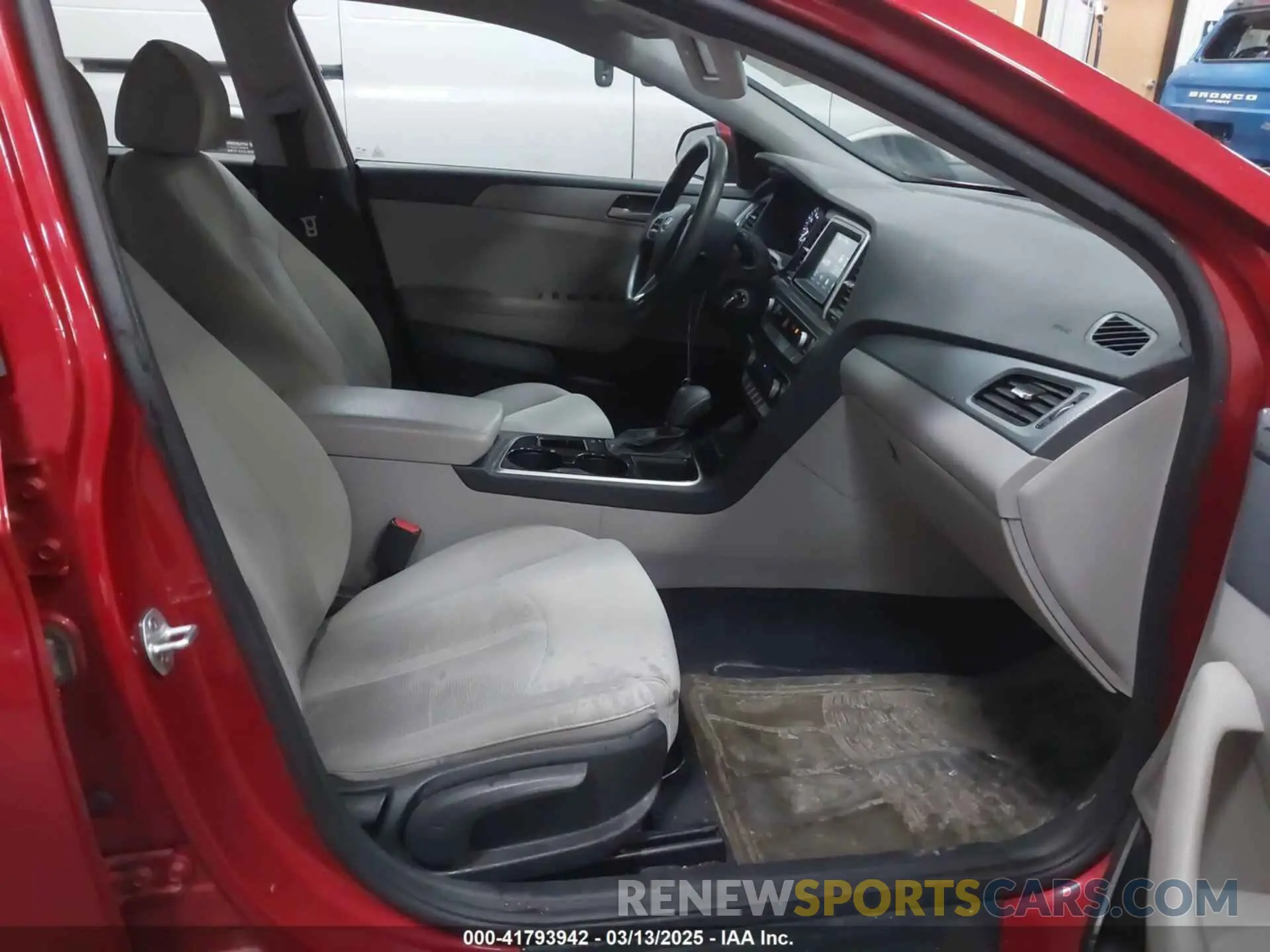 5 Photograph of a damaged car 5NPE24AF5KH735198 HYUNDAI SONATA 2019